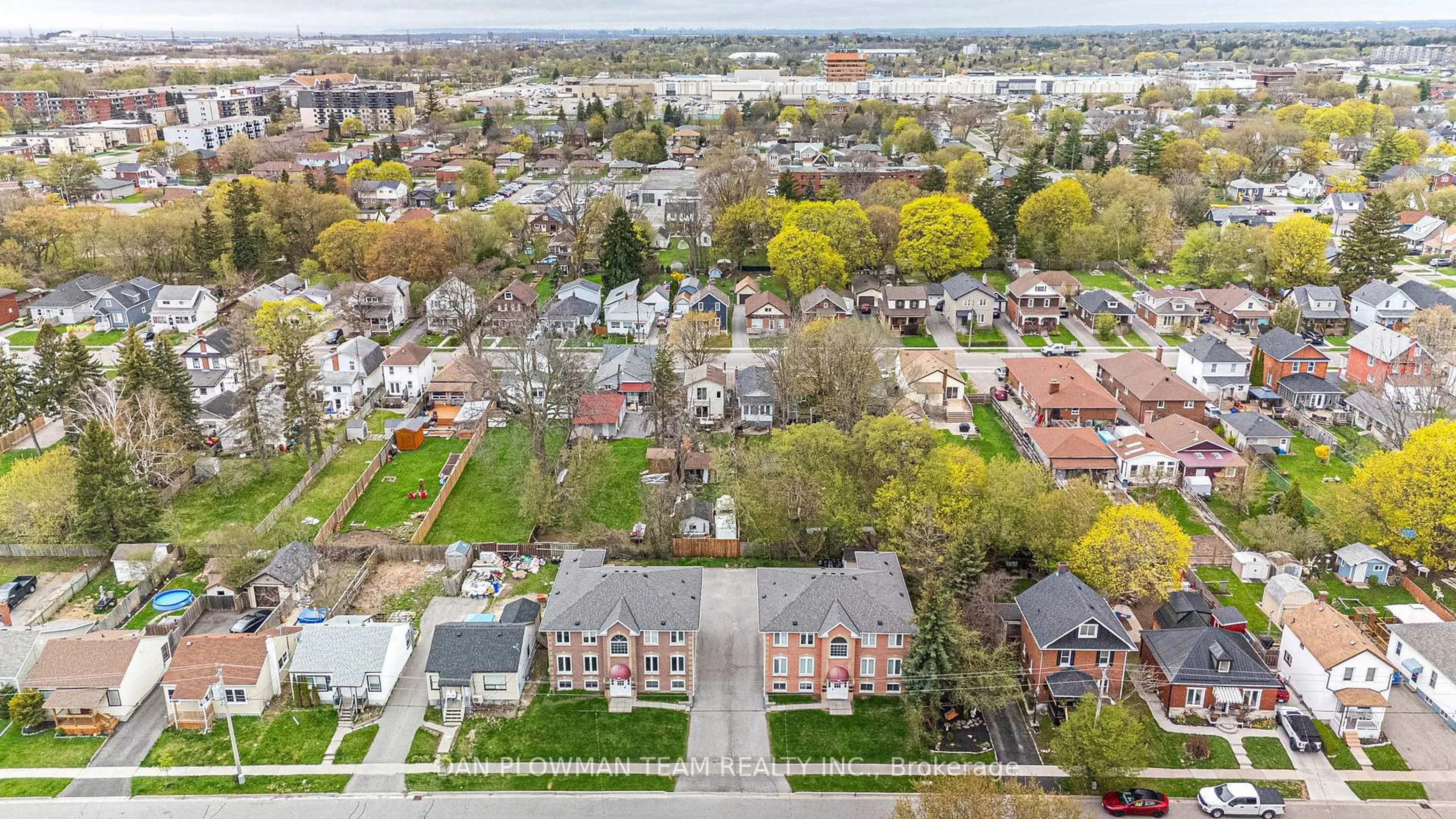 A pic from outside/outdoor area/front of a property/back of a property/a pic from drone, street for 176 Nassau St, Oshawa Ontario L1J 4A5
