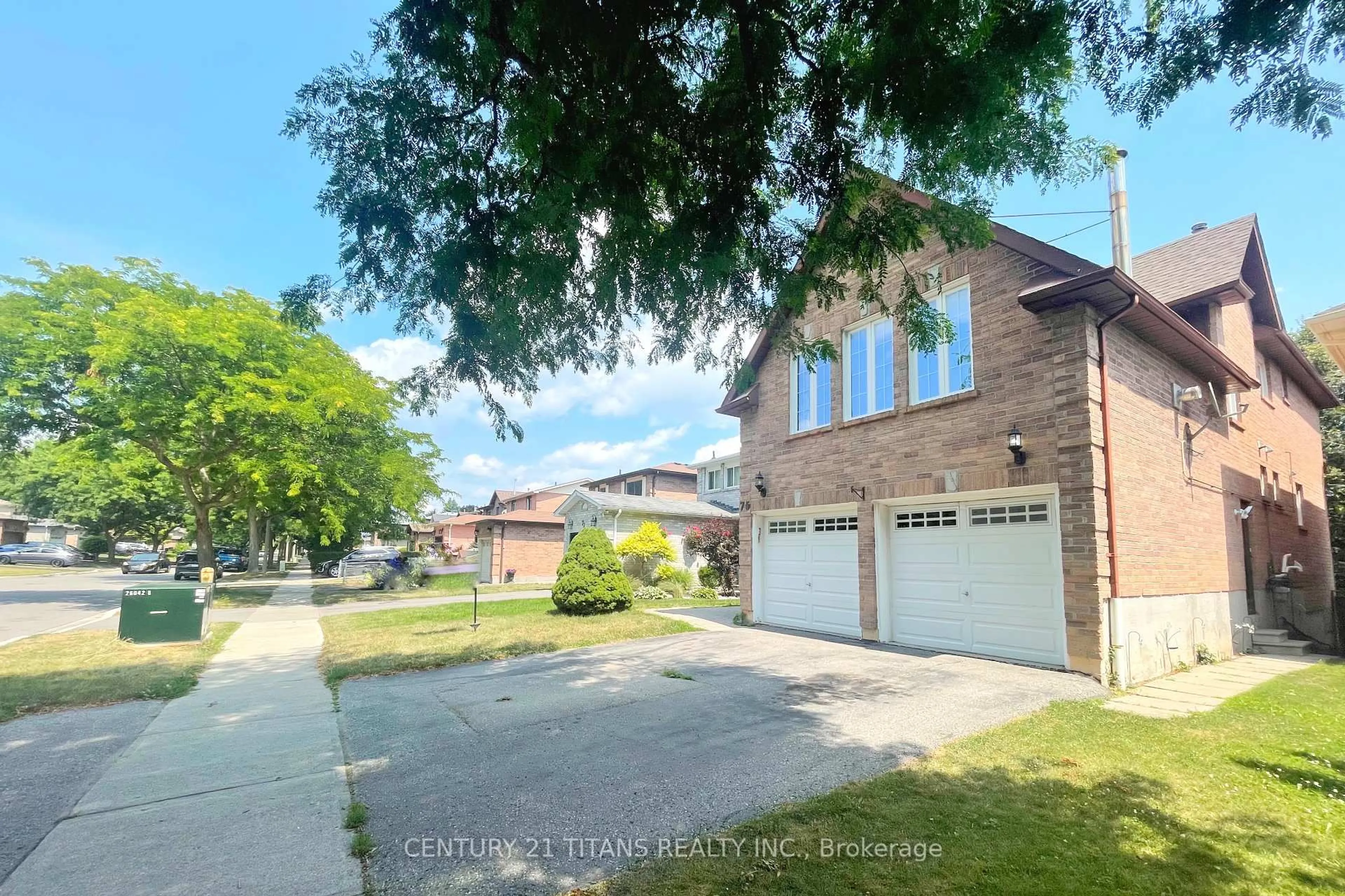 A pic from outside/outdoor area/front of a property/back of a property/a pic from drone, street for 75 Daniels Cres, Ajax Ontario L1T 1Y7