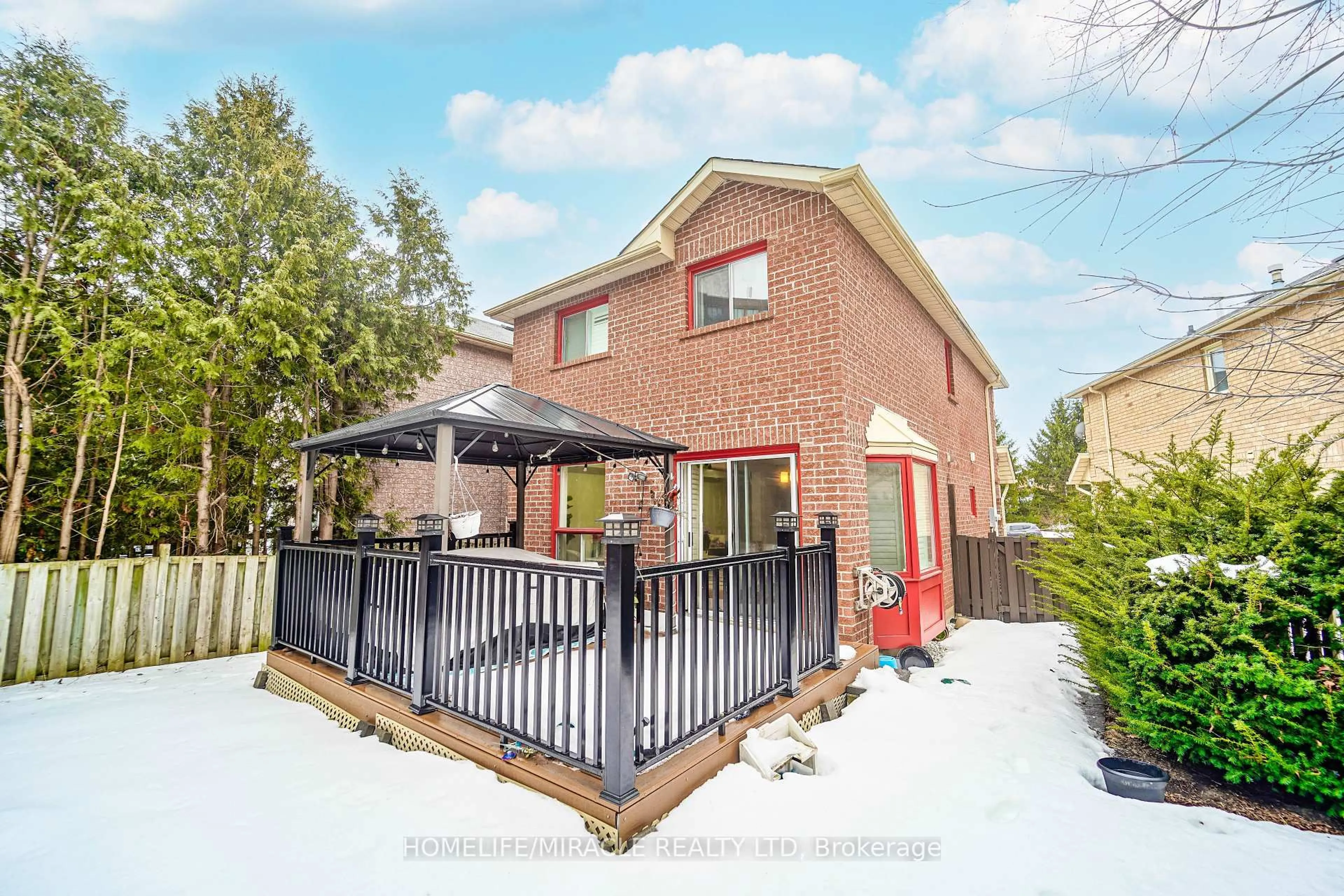 A pic from outside/outdoor area/front of a property/back of a property/a pic from drone, street for 15 Heaver Dr, Whitby Ontario L1N 9K4