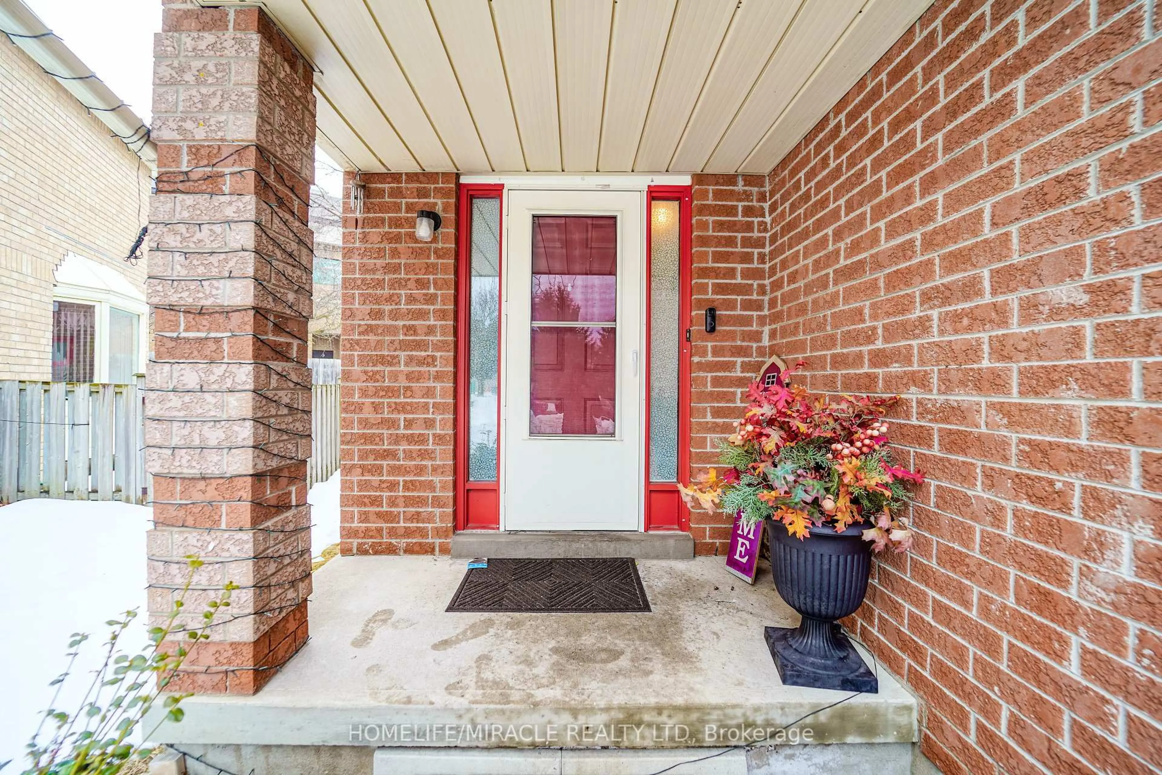 Indoor entryway for 15 Heaver Dr, Whitby Ontario L1N 9K4
