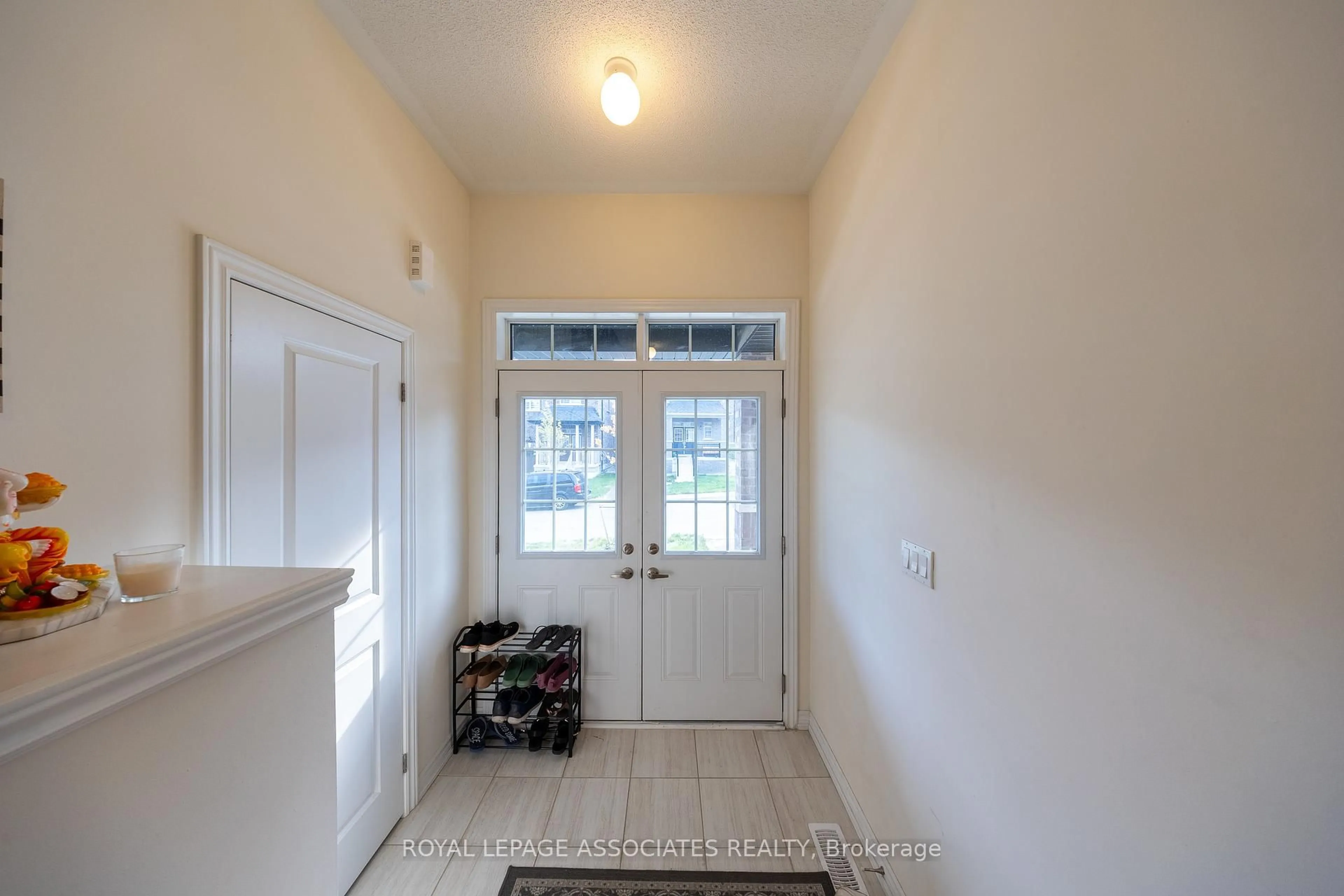 Indoor entryway for 2529 Athena Path, Pickering Ontario L1X 0M4