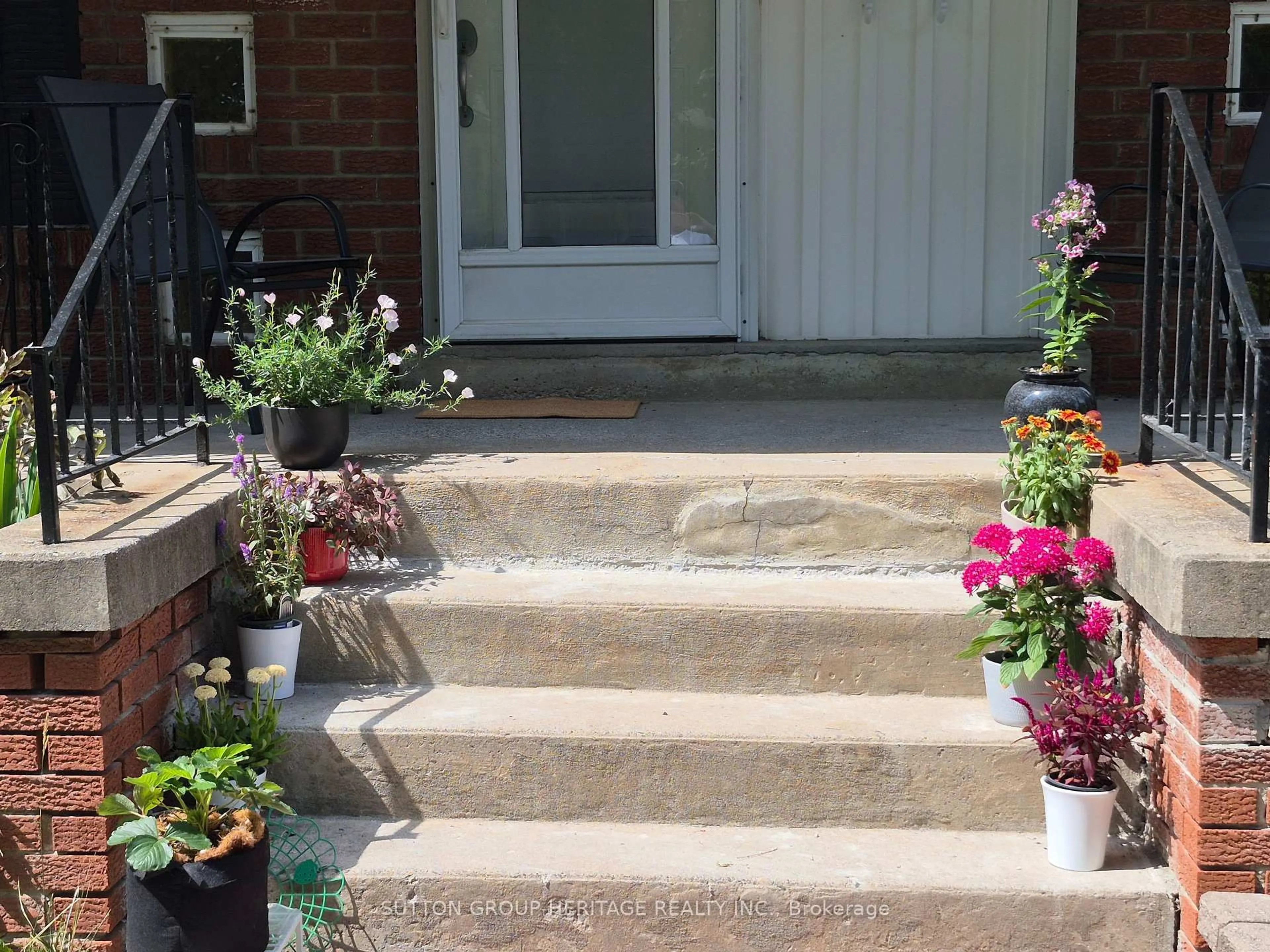 Patio, street for 792 Tatra Dr, Oshawa Ontario L1J 6S7