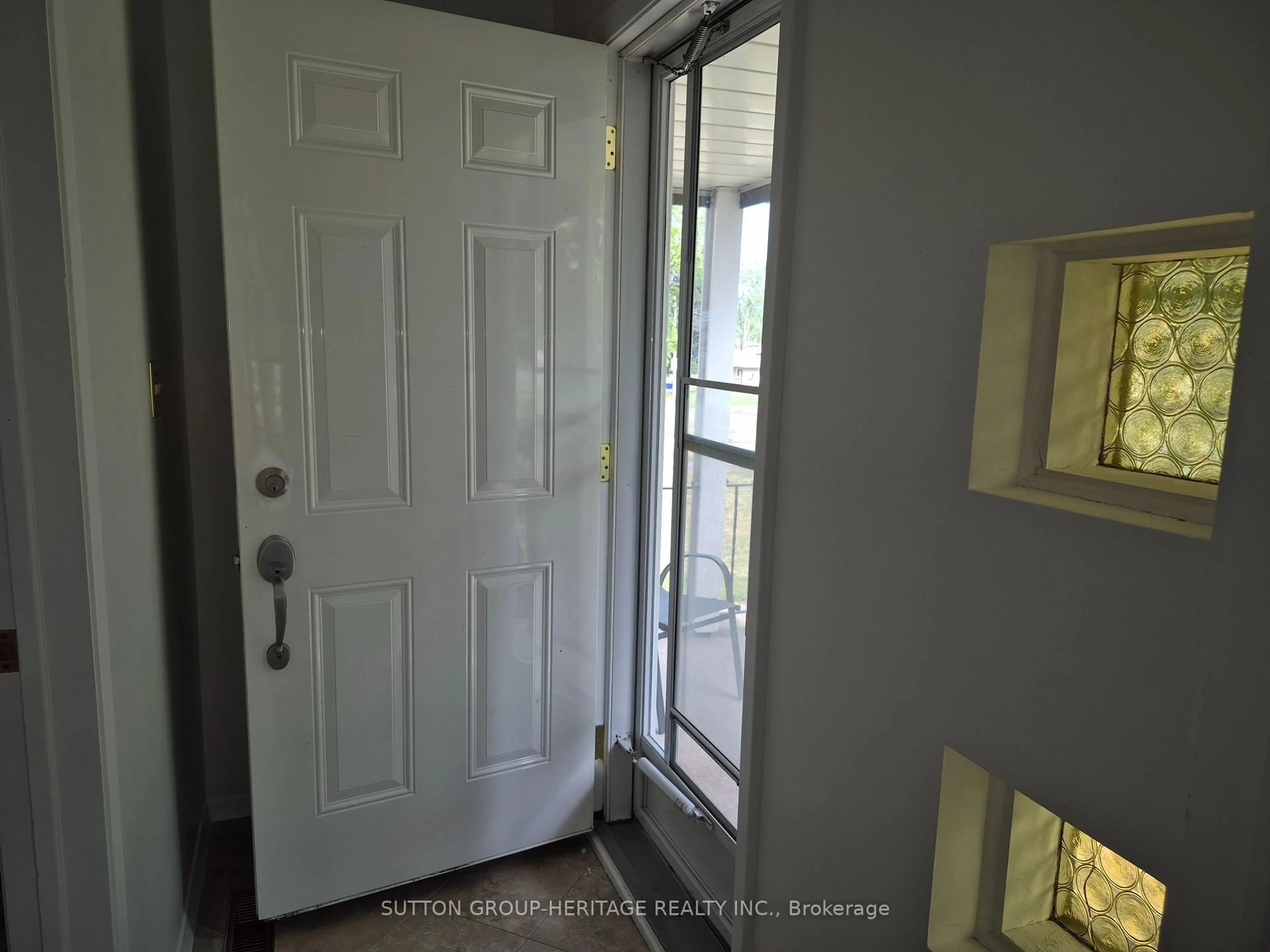 Indoor entryway for 792 Tatra Dr, Oshawa Ontario L1J 6S7