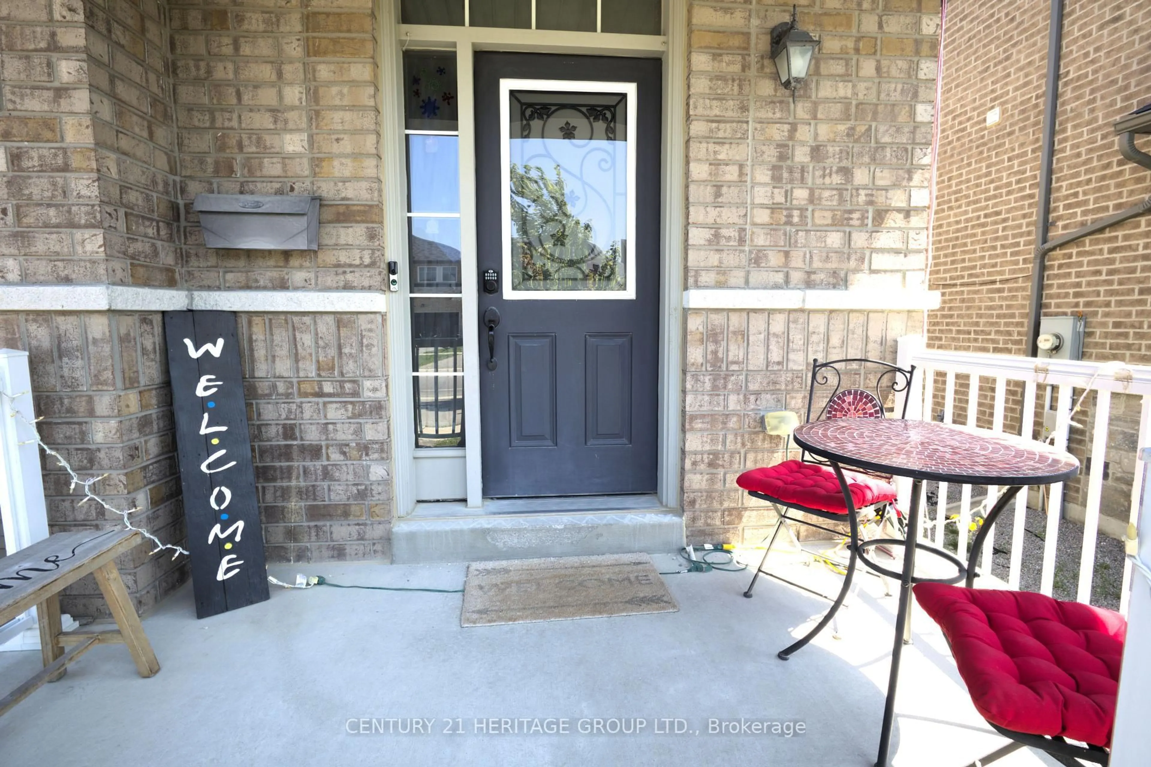 Indoor entryway for 2509 Bridle Rd, Oshawa Ontario L1L 0J1
