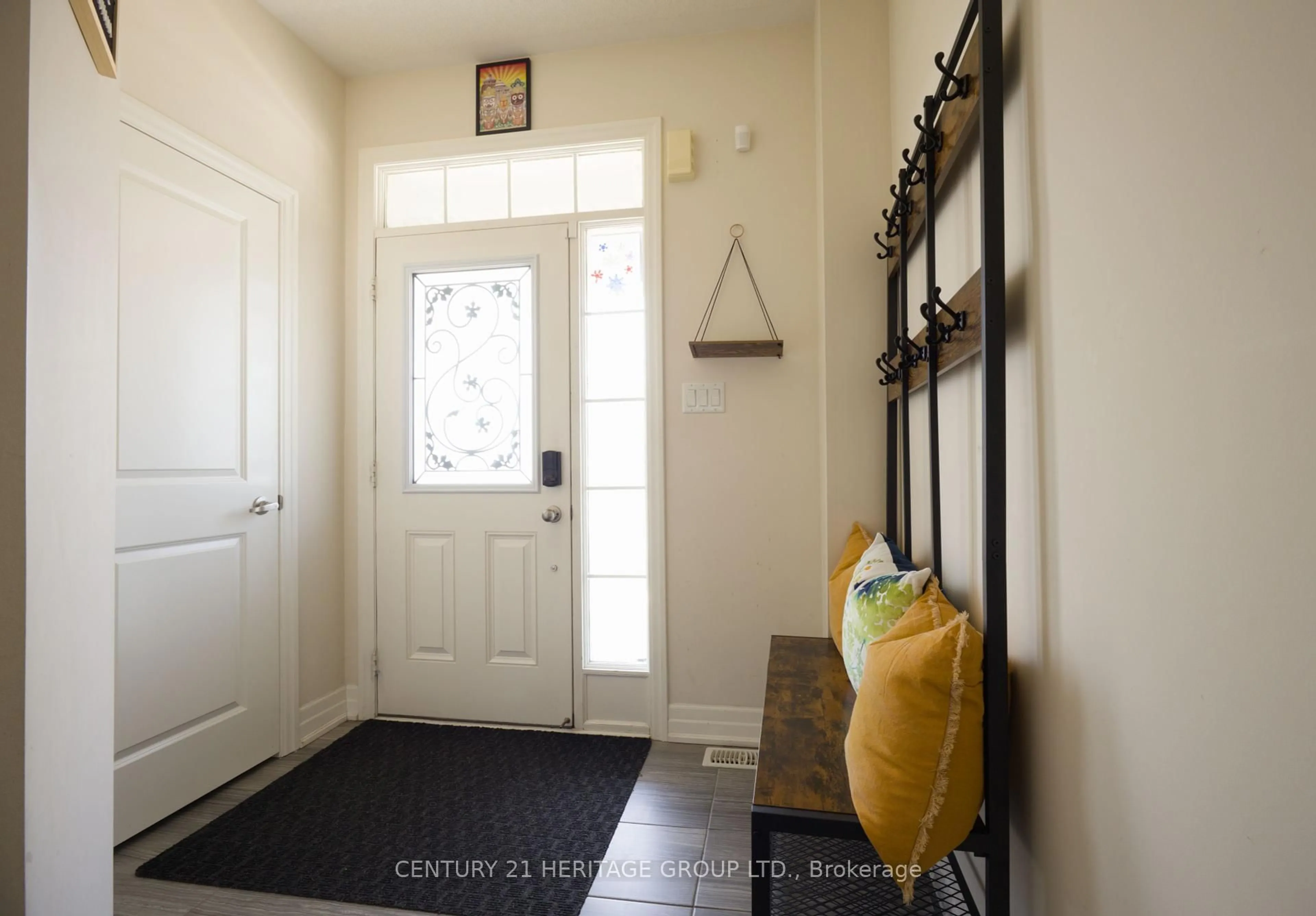 Indoor entryway for 2509 Bridle Rd, Oshawa Ontario L1L 0J1