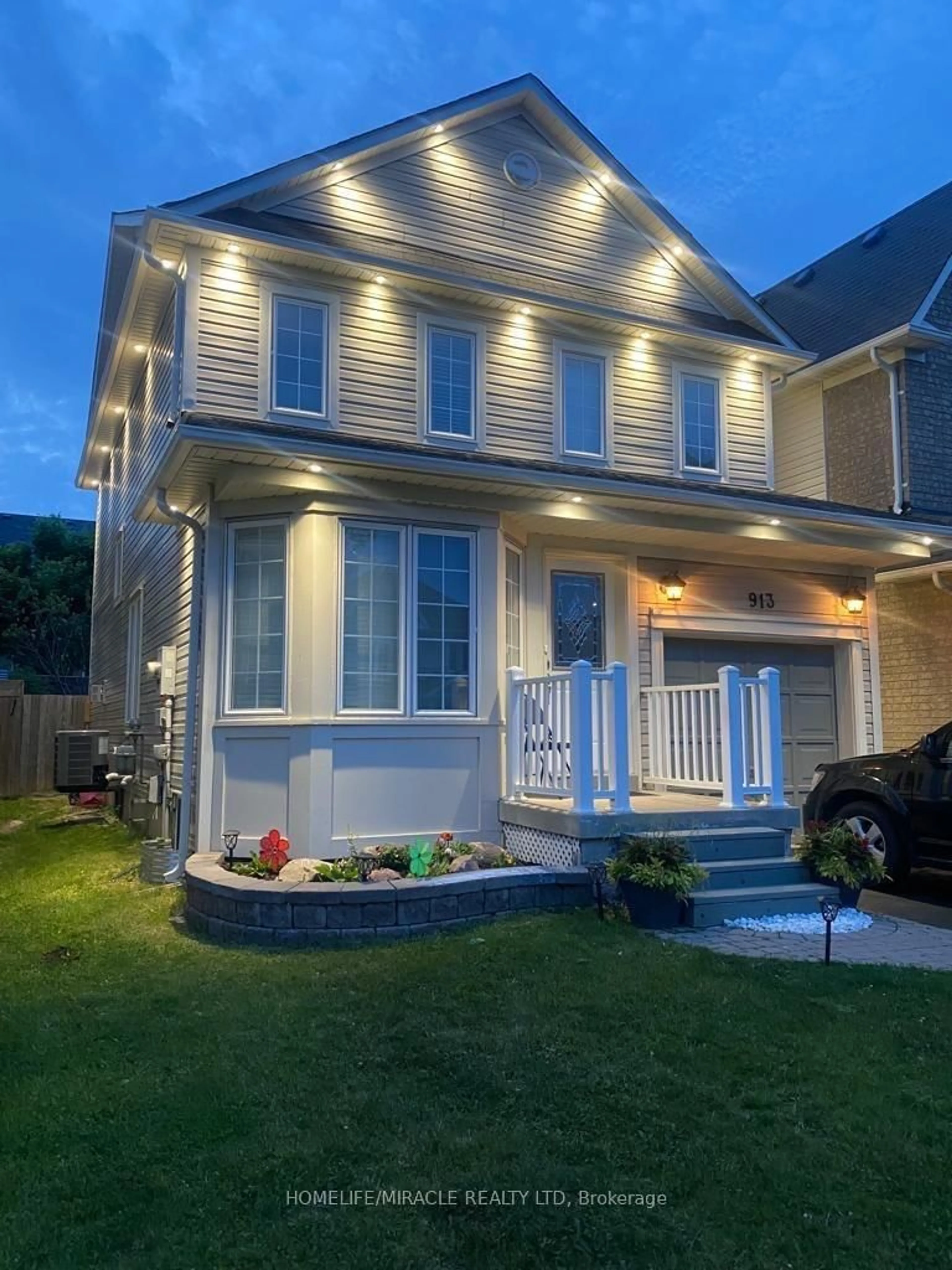 Home with vinyl exterior material, street for 913 Taggart Cres, Oshawa Ontario L1K 0E4