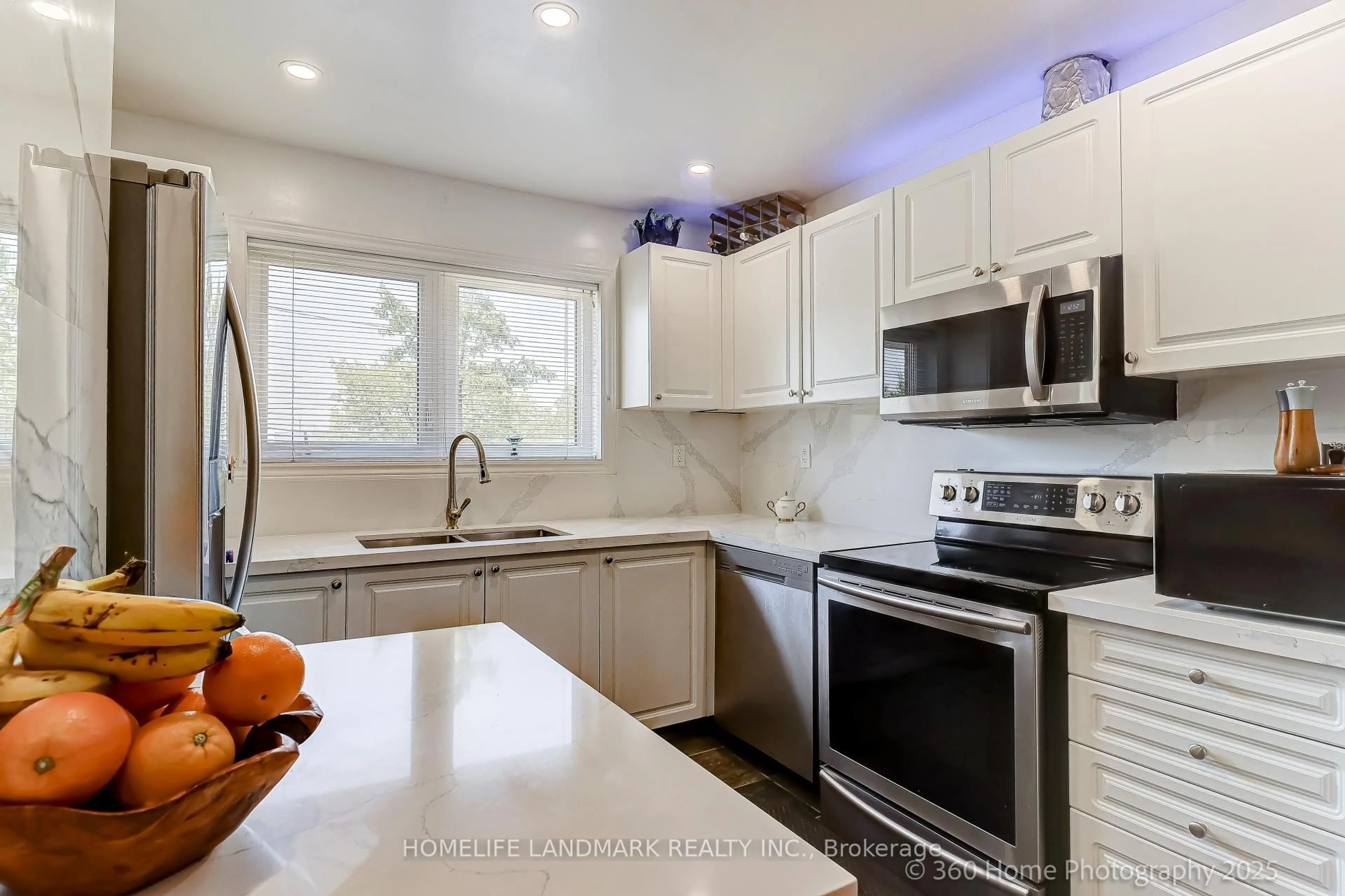 Open concept kitchen, ceramic/tile floor for 361 Birchmount Rd #3, Toronto Ontario M1K 1M6
