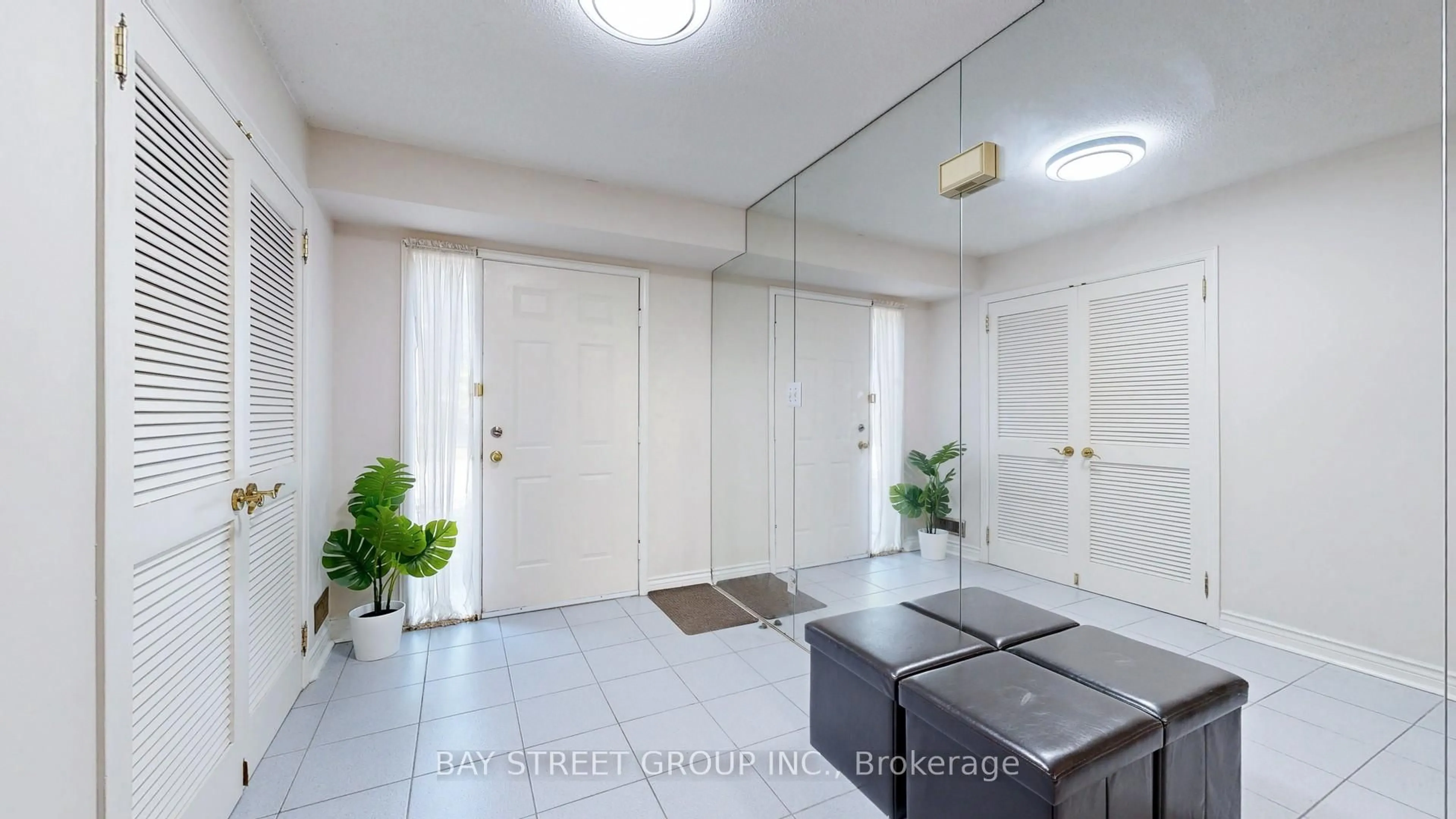 Indoor foyer for 25 Cardwell Ave #30, Toronto Ontario M1S 4Y6