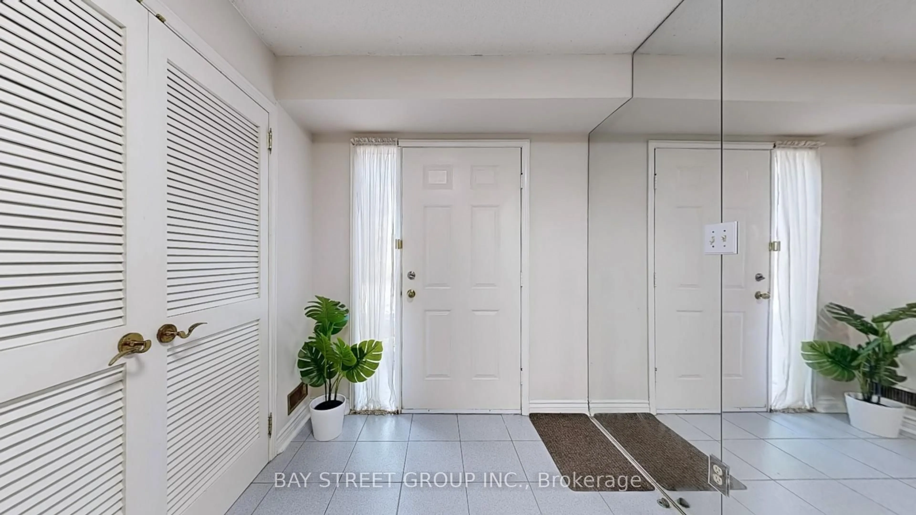 Indoor entryway for 25 Cardwell Ave #30, Toronto Ontario M1S 4Y6