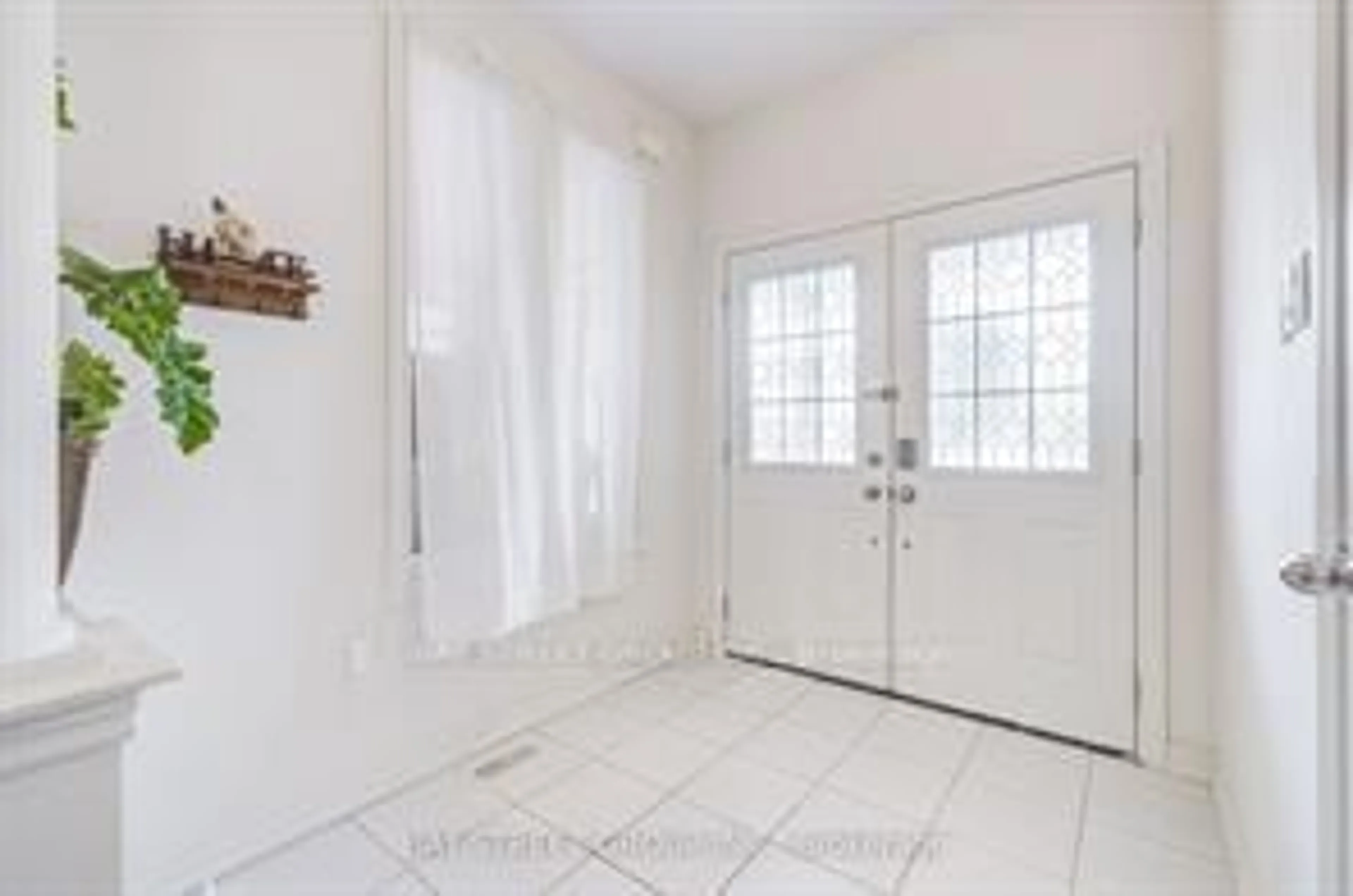Indoor entryway for 1804 Grandview St, Oshawa Ontario L1K 0A6