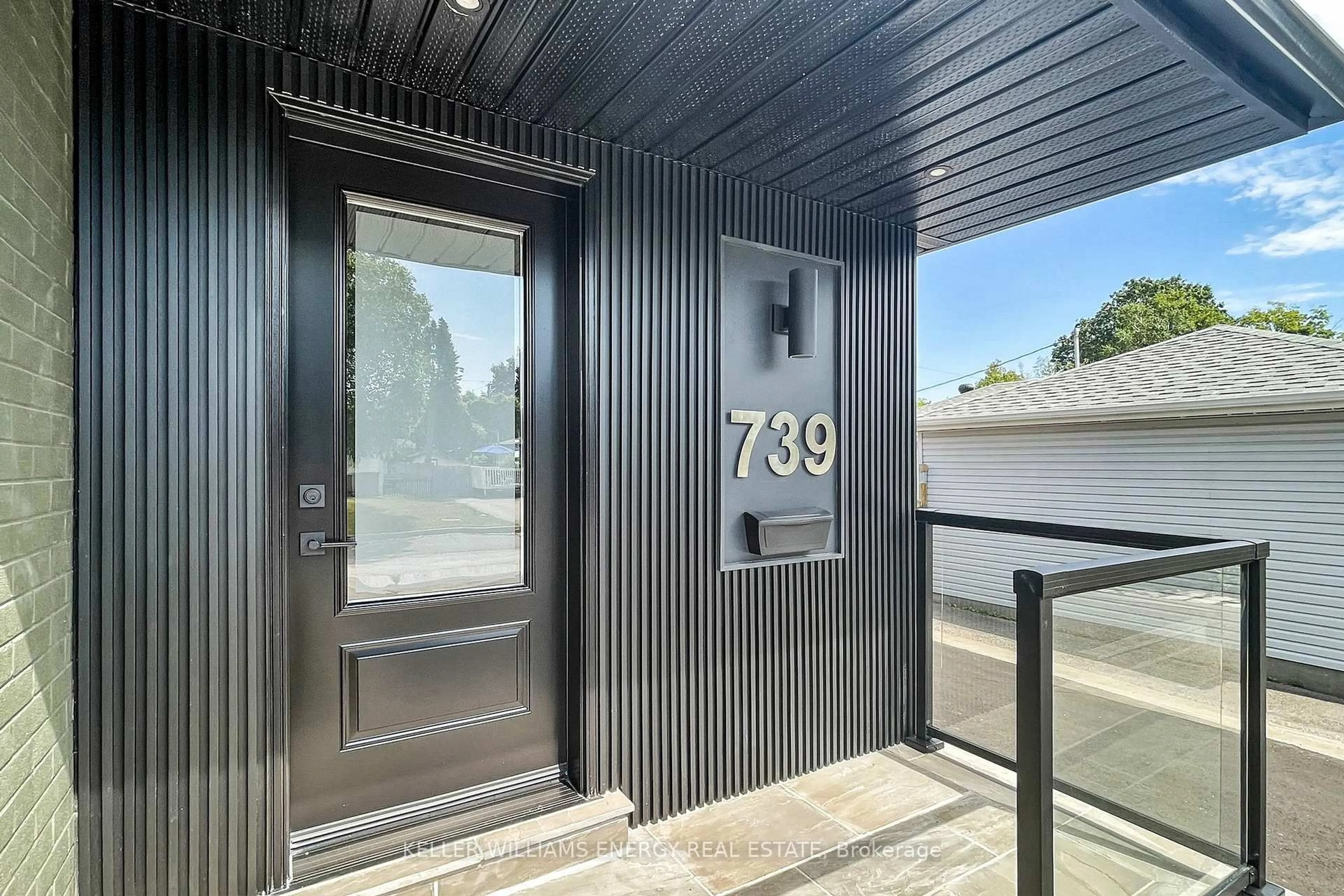 Indoor entryway for 739 Annland St, Pickering Ontario L1W 1B5