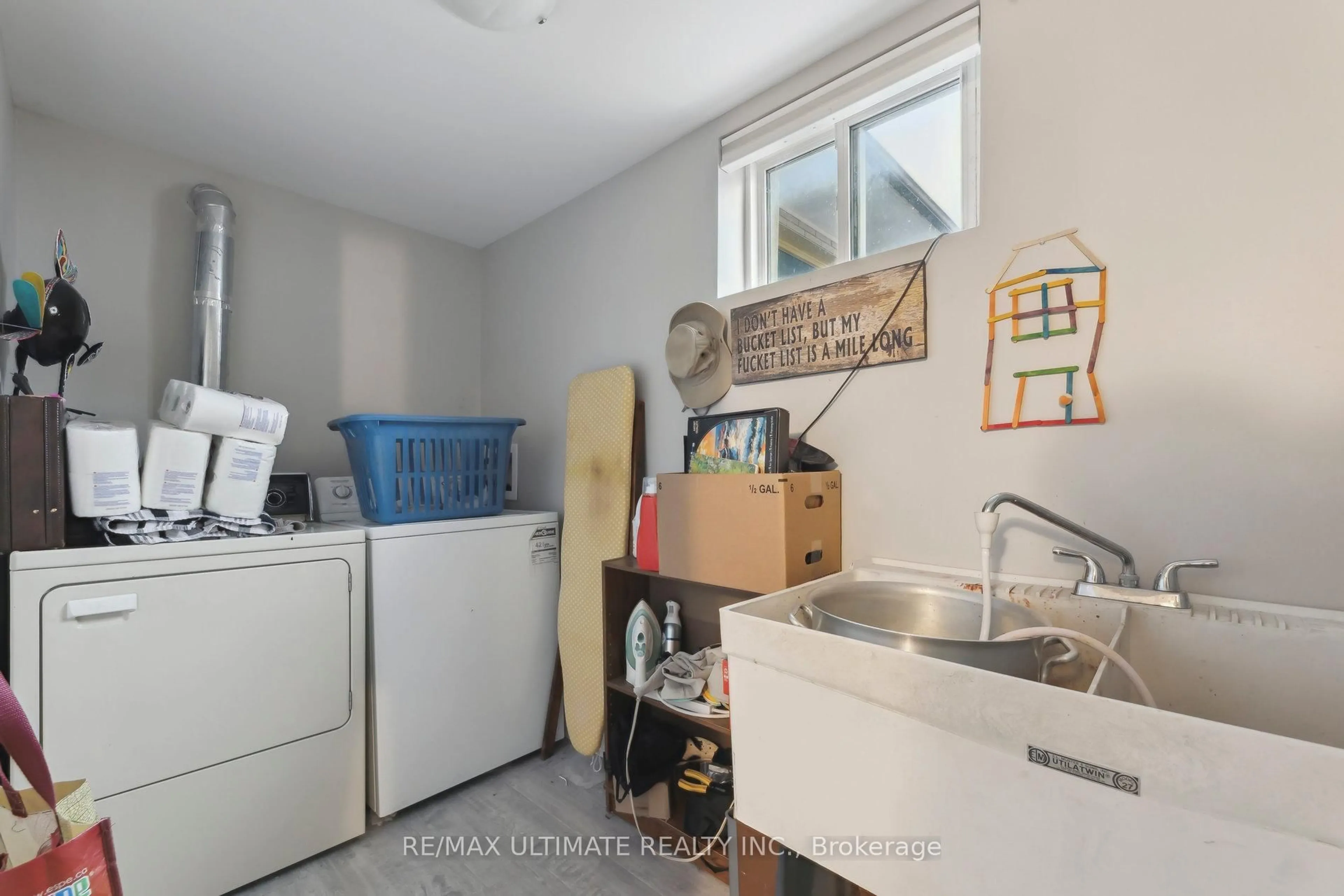 Laundry room for 362 Trafalgar Ave, Oshawa Ontario L1H 3V3