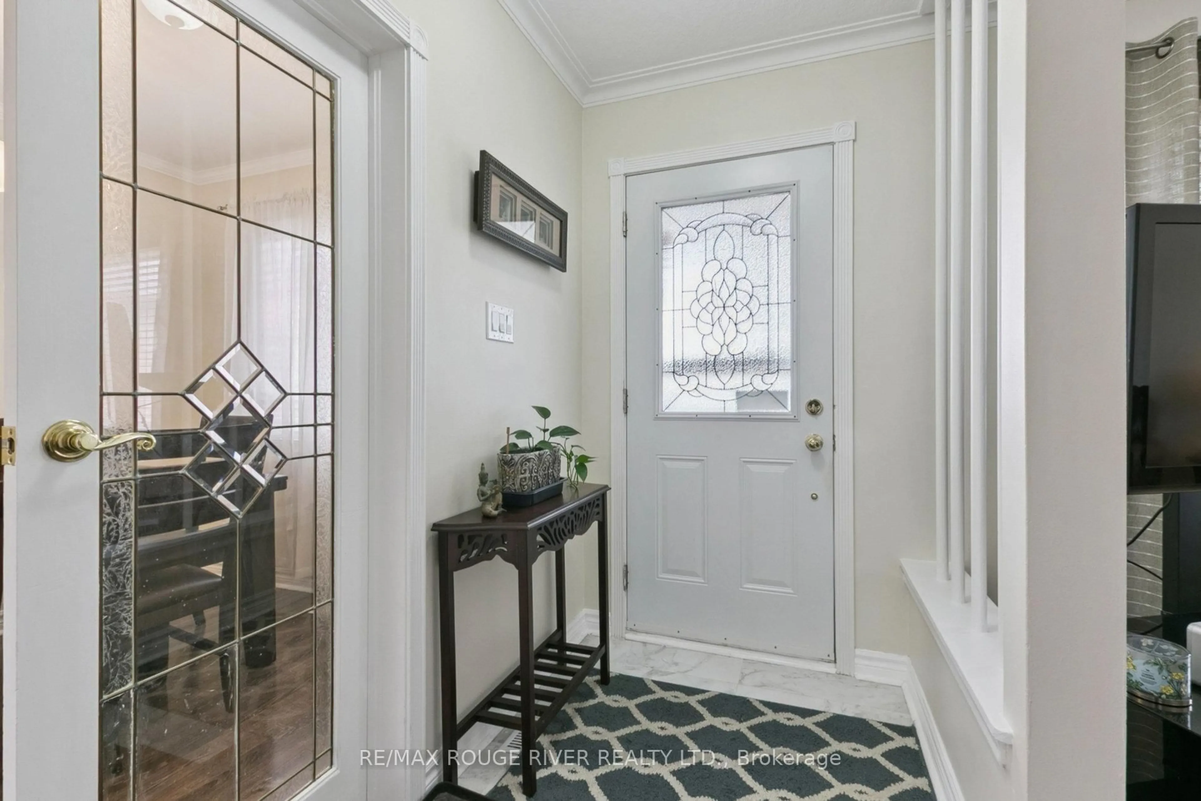 Indoor entryway for 164 Tower Dr, Toronto Ontario M1R 3P5