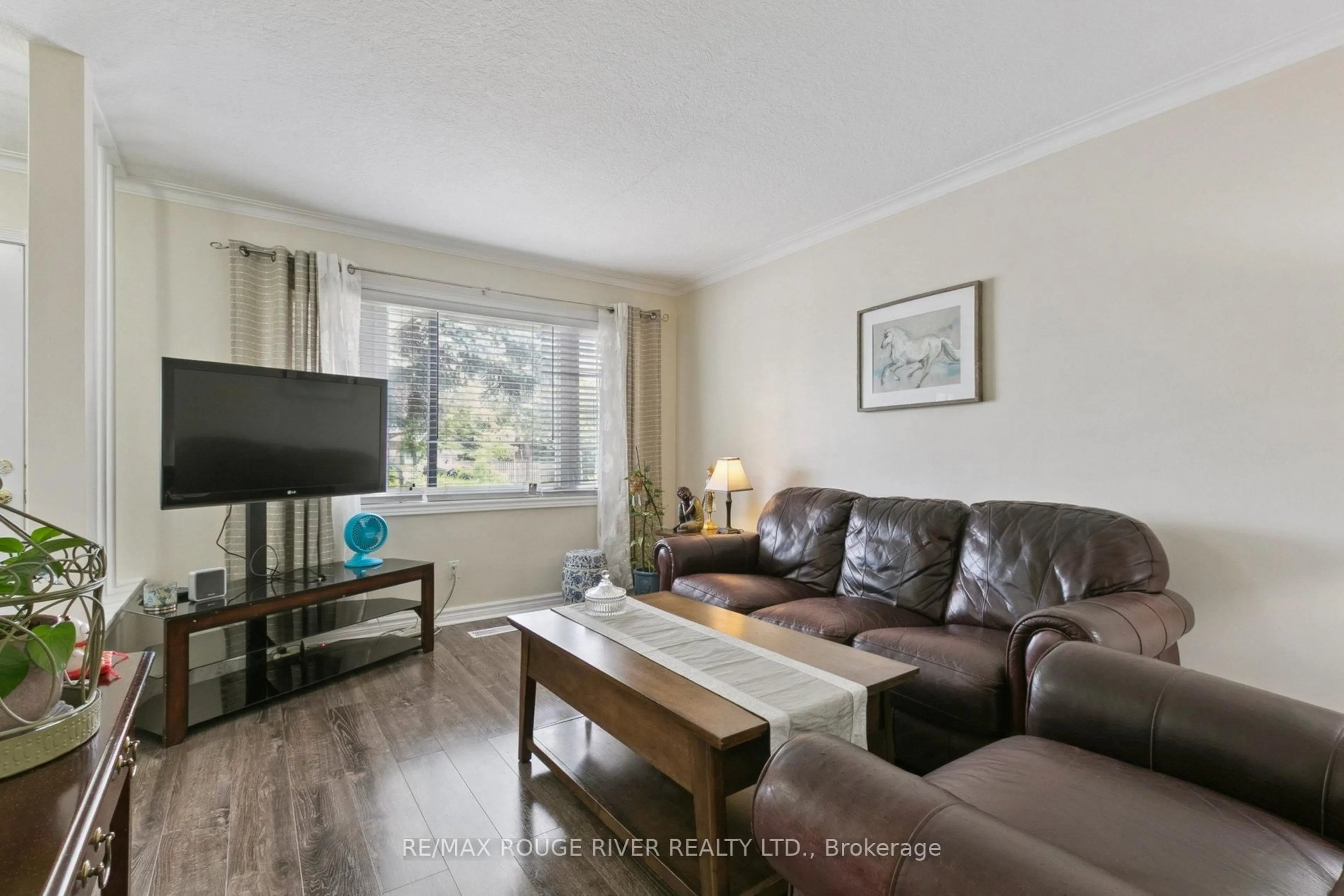 Living room with furniture, wood/laminate floor for 164 Tower Dr, Toronto Ontario M1R 3P5