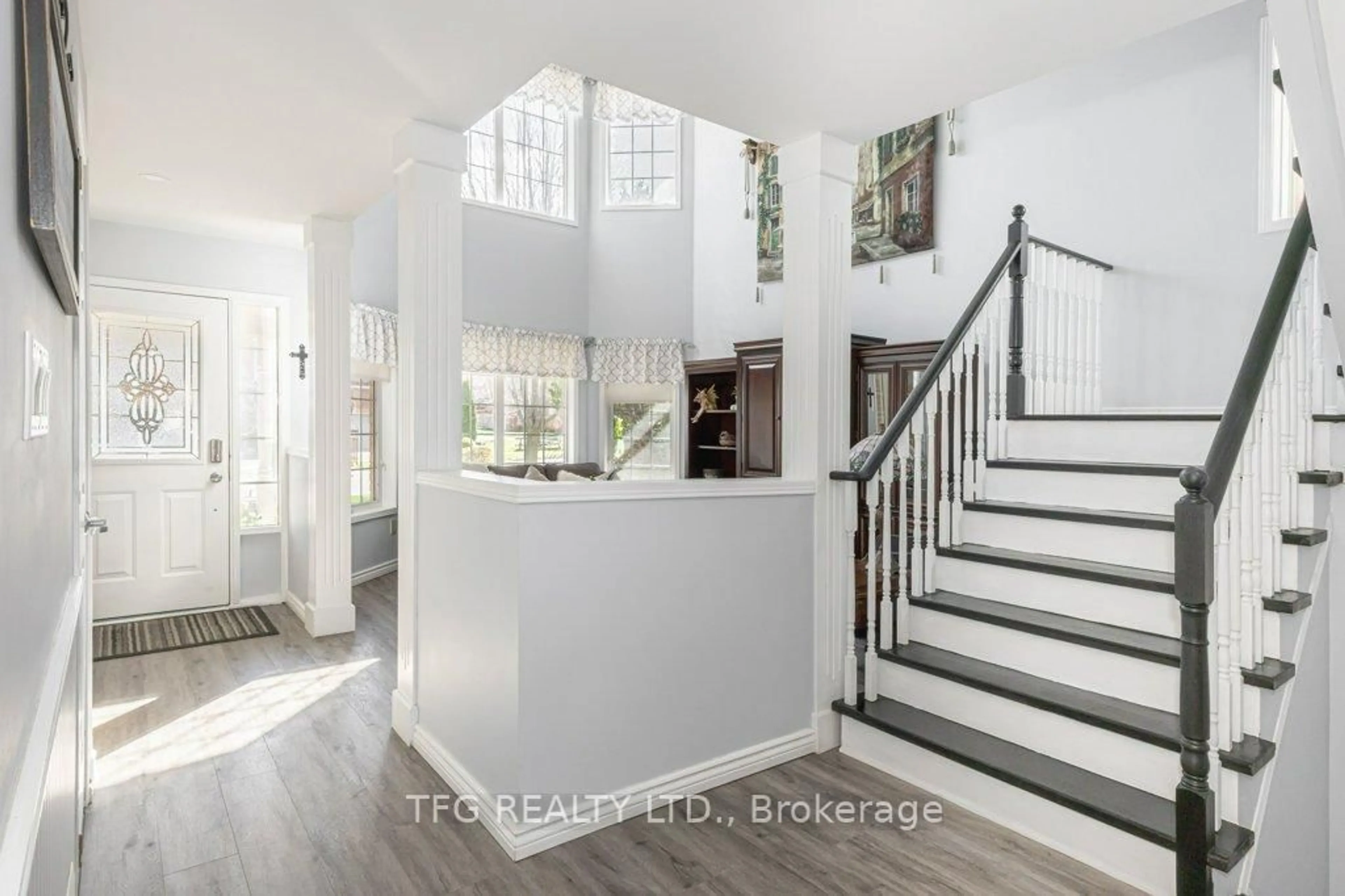 Indoor entryway for 56 Perryview Dr, Scugog Ontario L9L 1T5