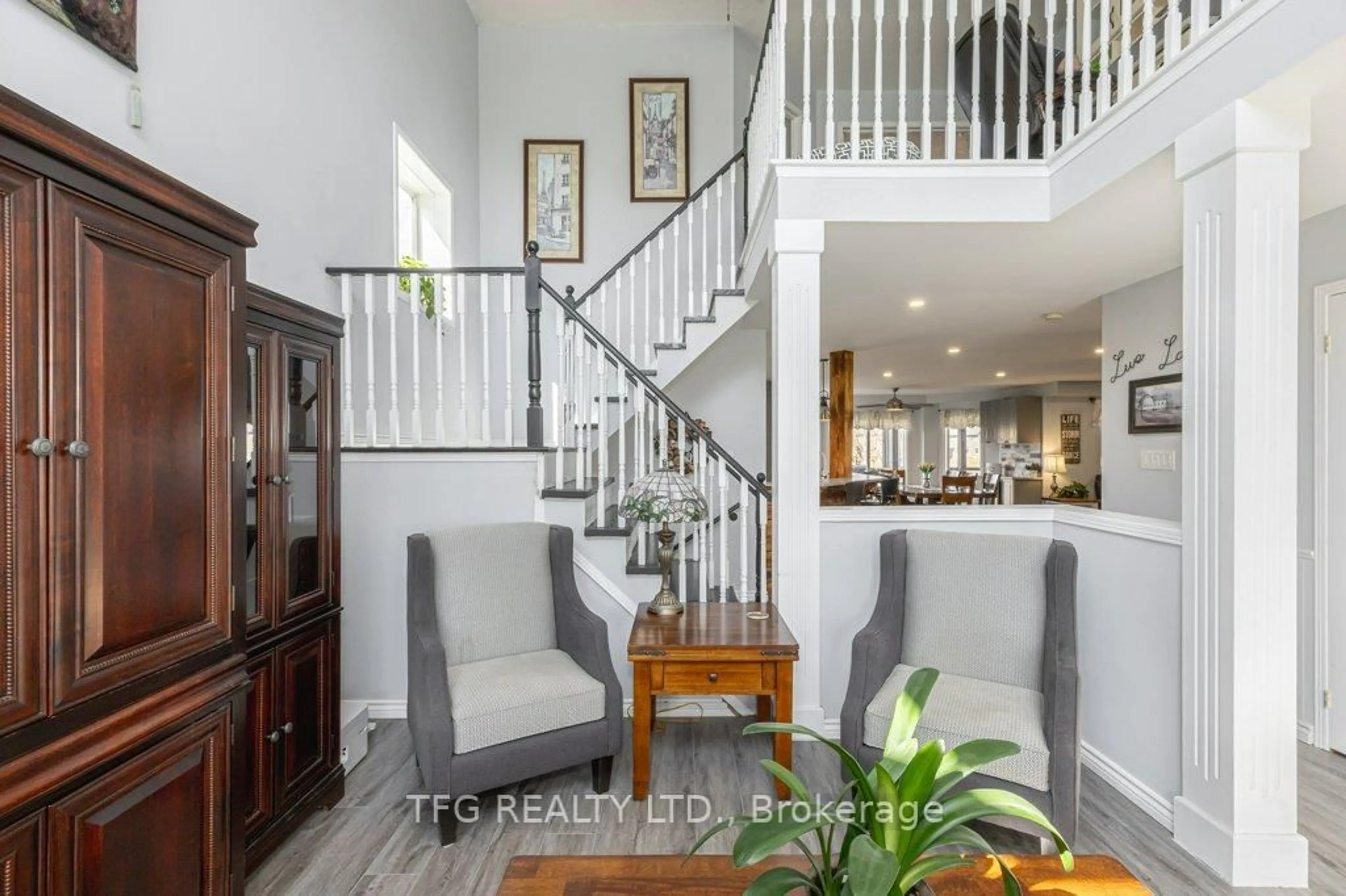 Indoor entryway for 56 Perryview Dr, Scugog Ontario L9L 1T5