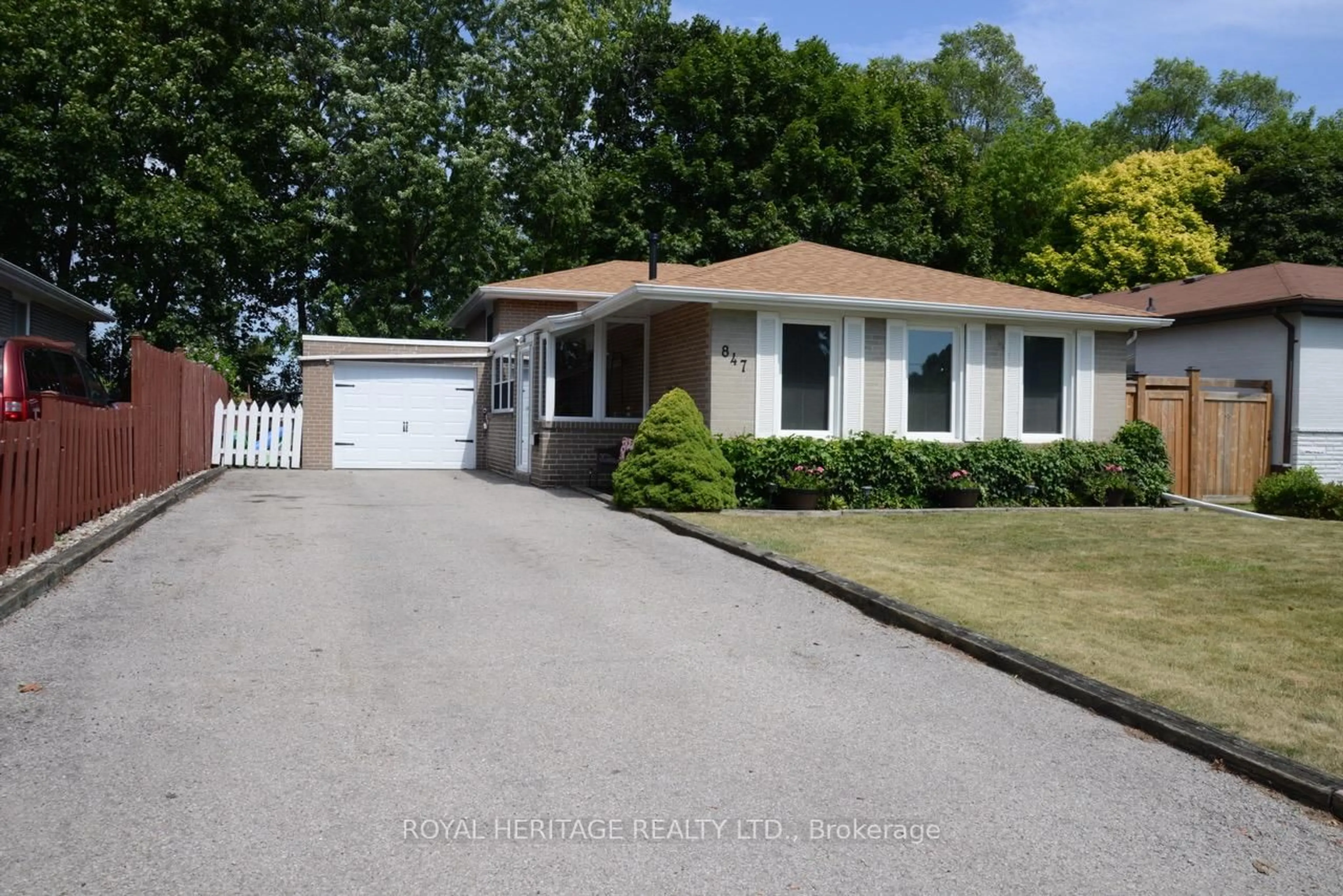 Home with vinyl exterior material, street for 847 Krosno Blvd, Pickering Ontario L1W 1H2