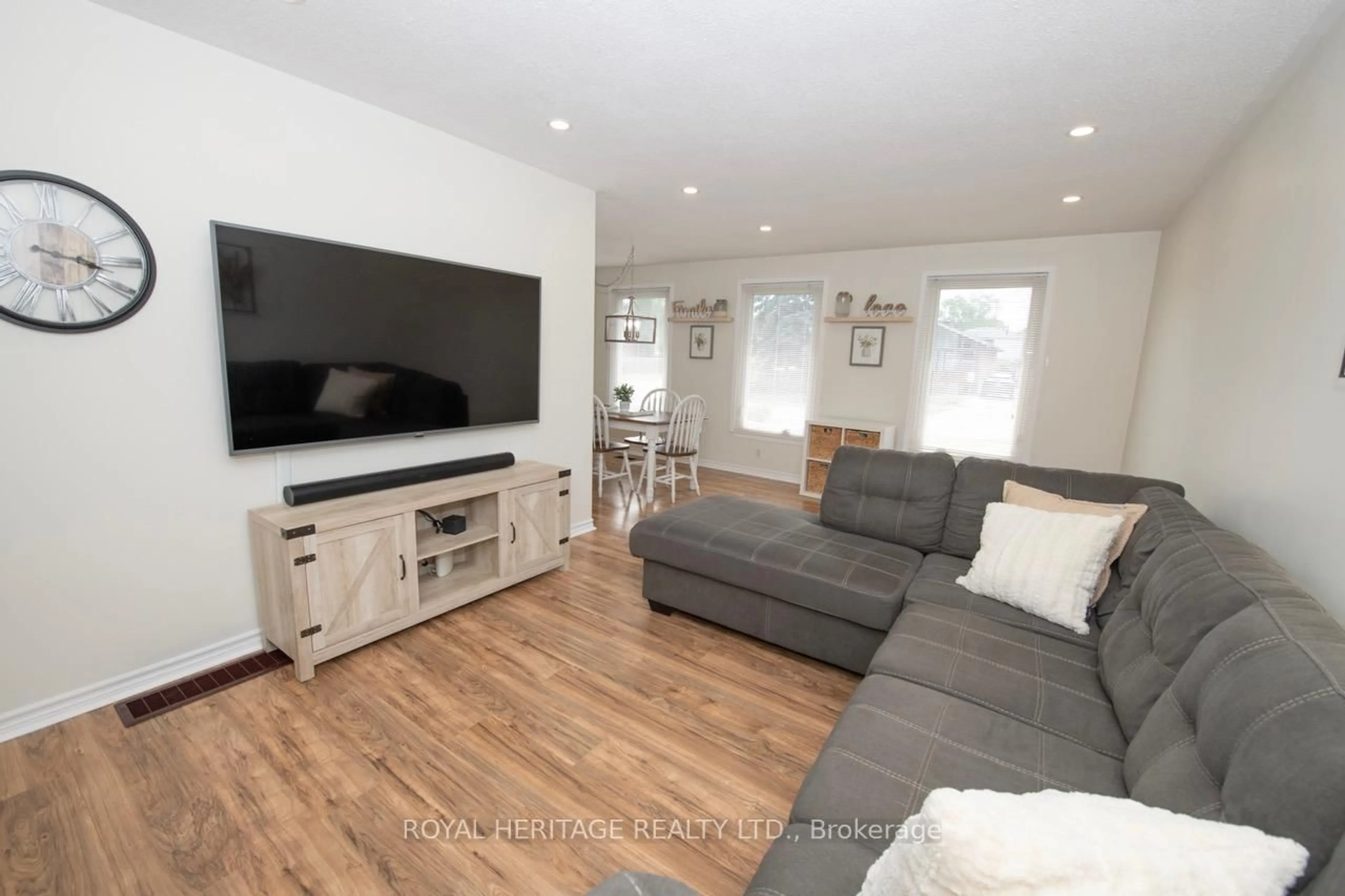 Living room with furniture, wood/laminate floor for 847 Krosno Blvd, Pickering Ontario L1W 1H2