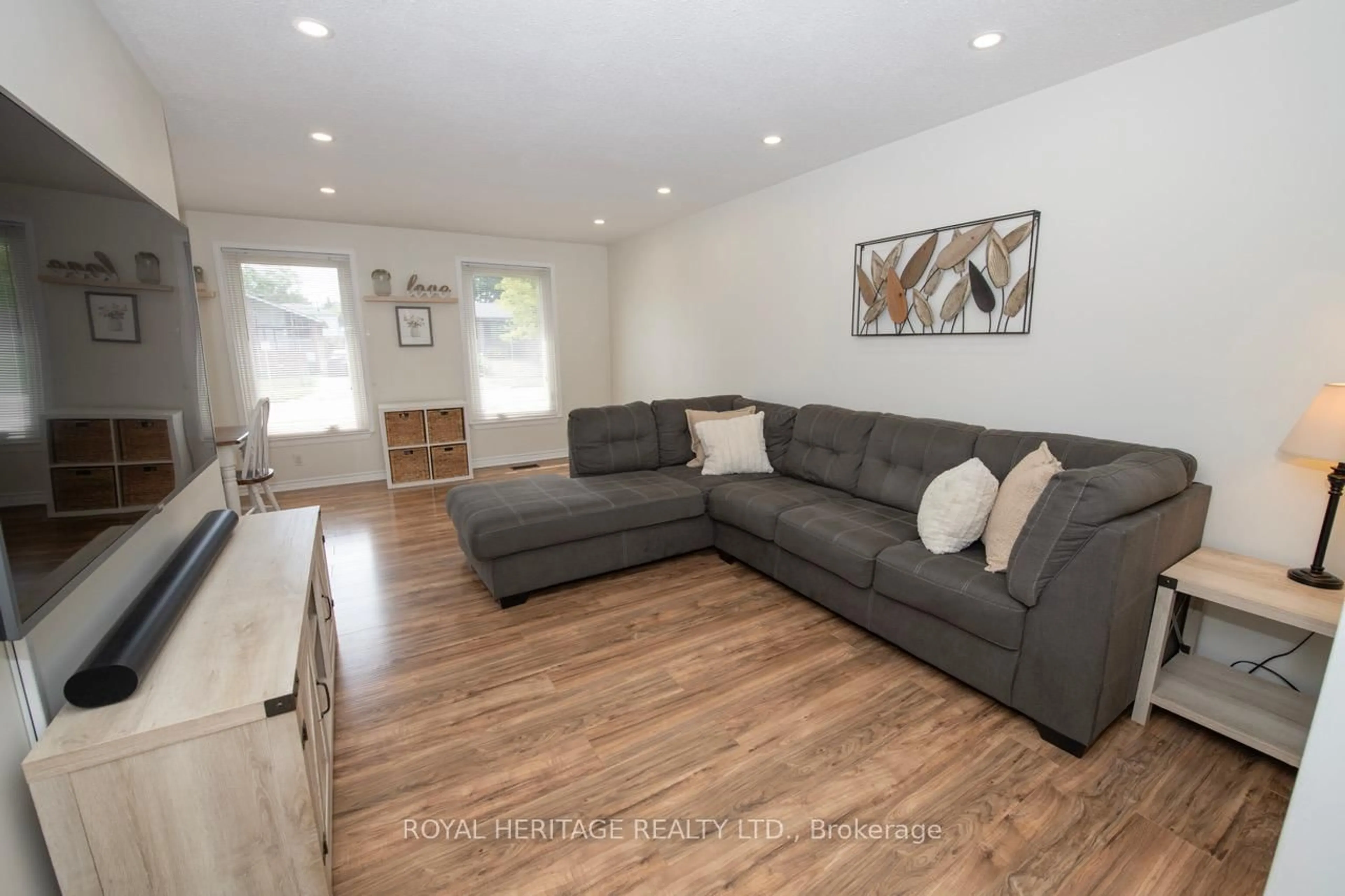 Living room with furniture, unknown for 847 Krosno Blvd, Pickering Ontario L1W 1H2