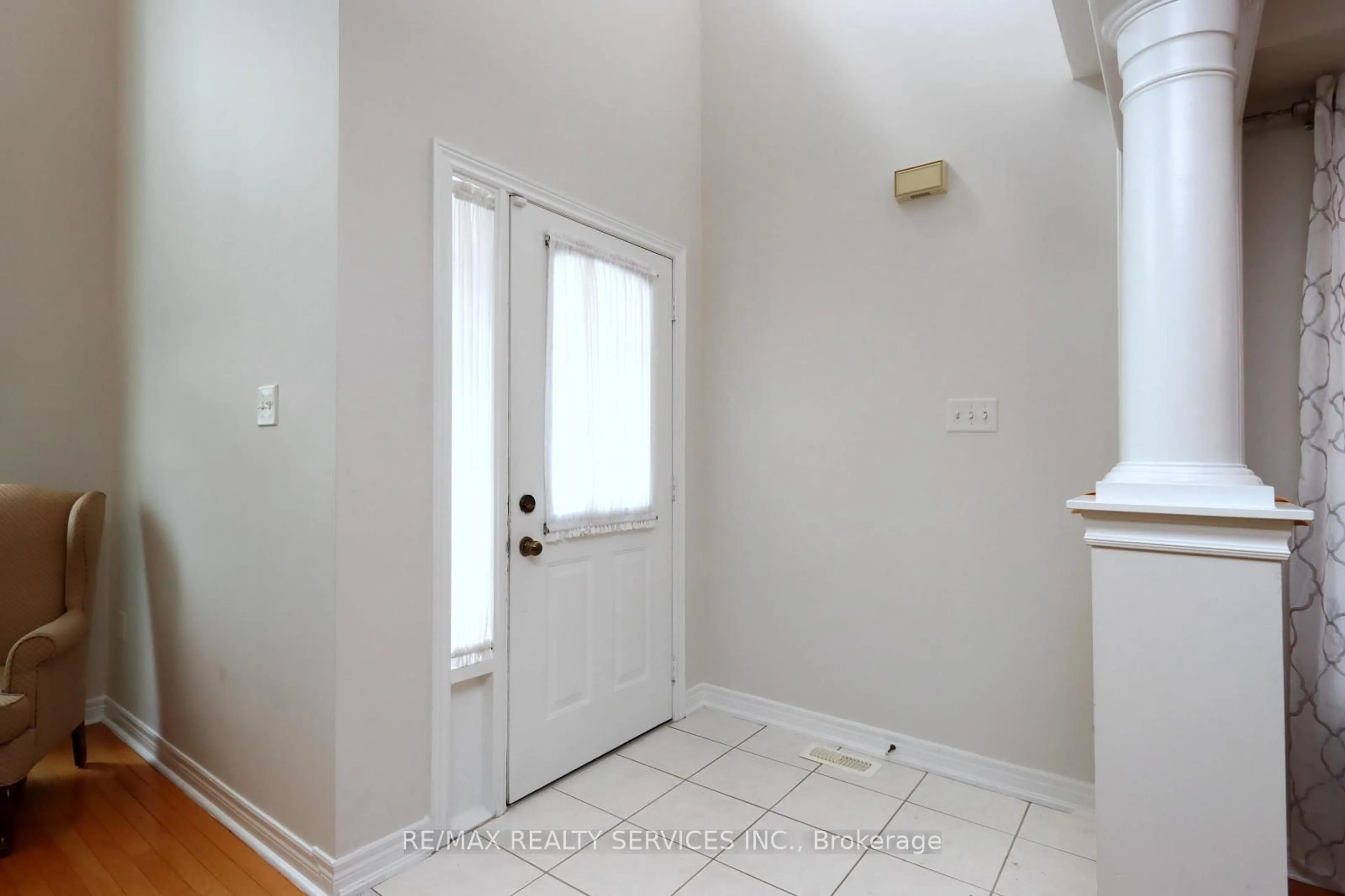 Indoor entryway for 28 Hoile Dr, Ajax Ontario L1Z 1M7