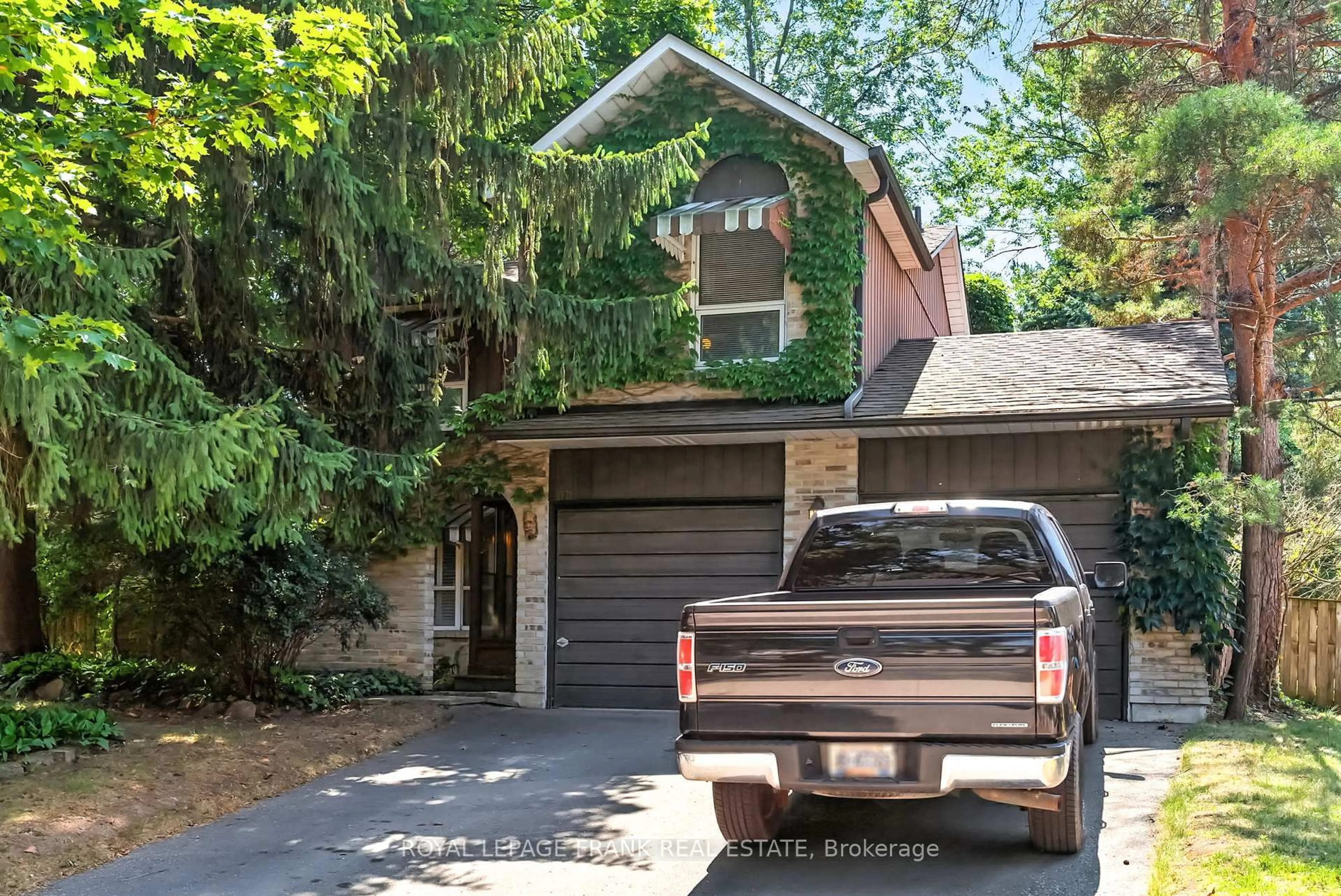 Home with vinyl exterior material, street for 124 Guthrie Cres, Whitby Ontario L1P 1A7
