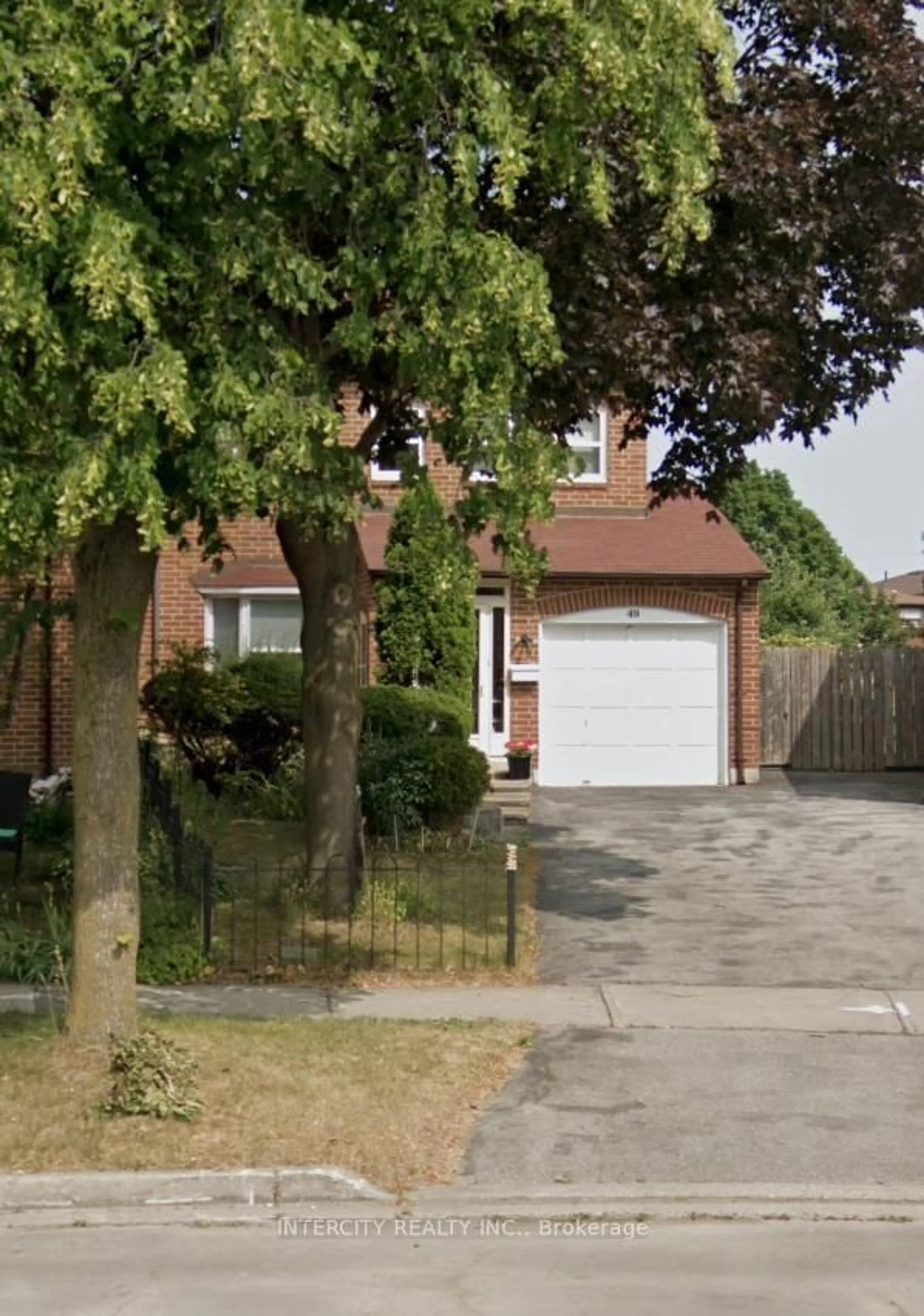A pic from outside/outdoor area/front of a property/back of a property/a pic from drone, street for 49 Mossbrook Cres, Toronto Ontario M1W 2W8