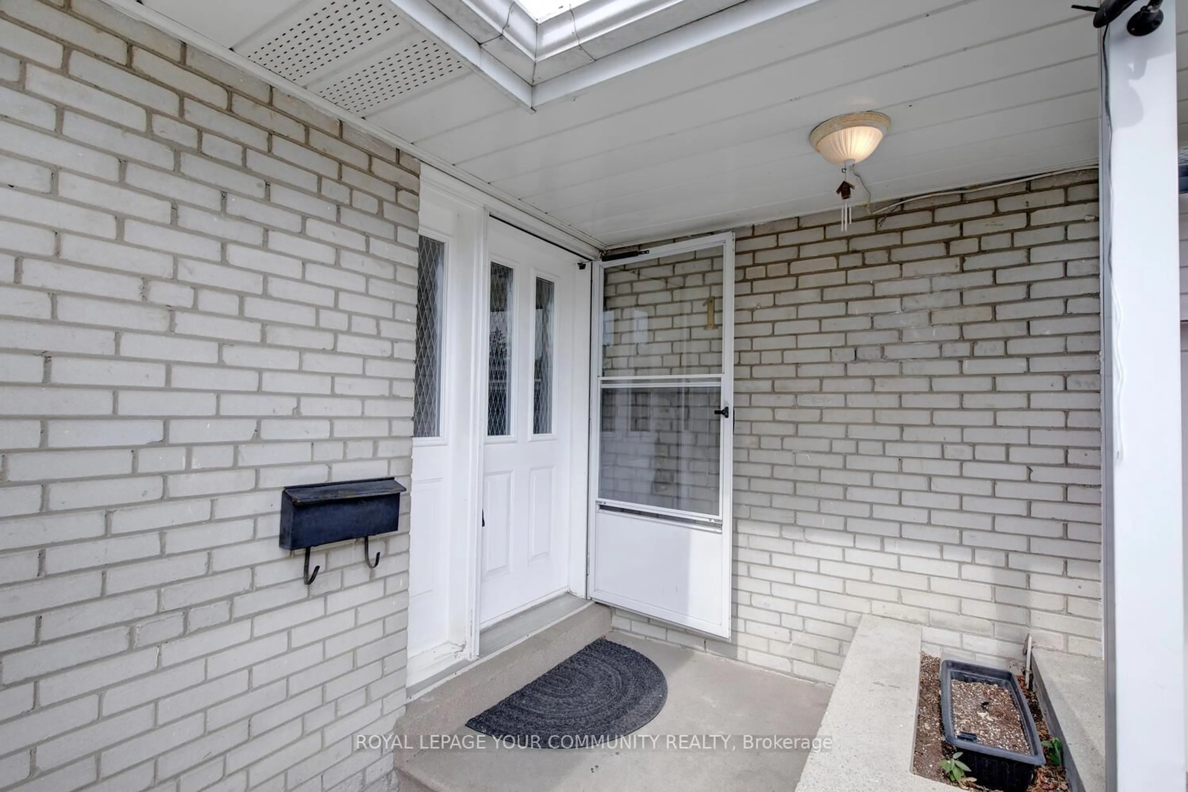 Indoor entryway for 1 Courton Dr, Toronto Ontario M1R 1K5