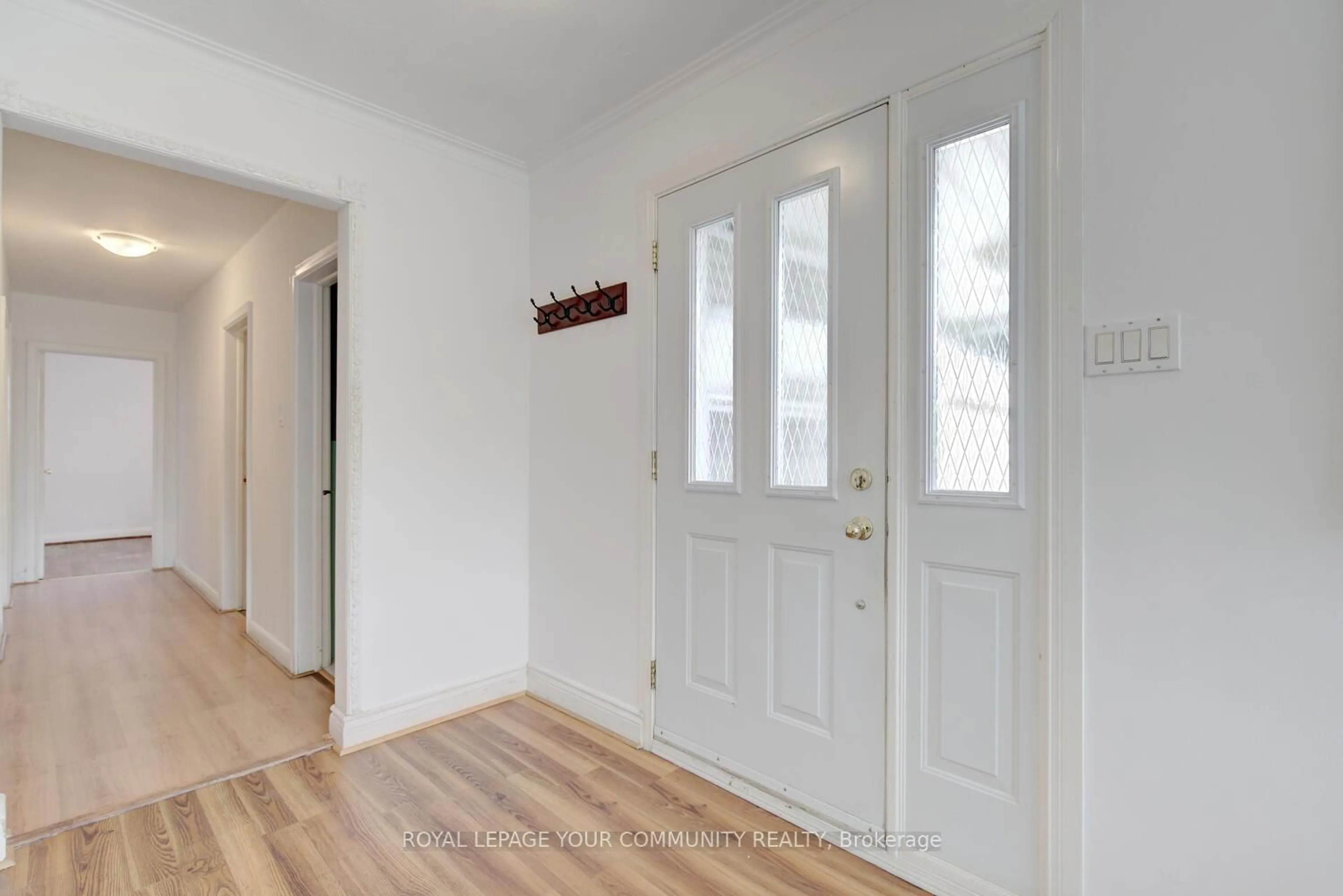 Indoor entryway for 1 Courton Dr, Toronto Ontario M1R 1K5