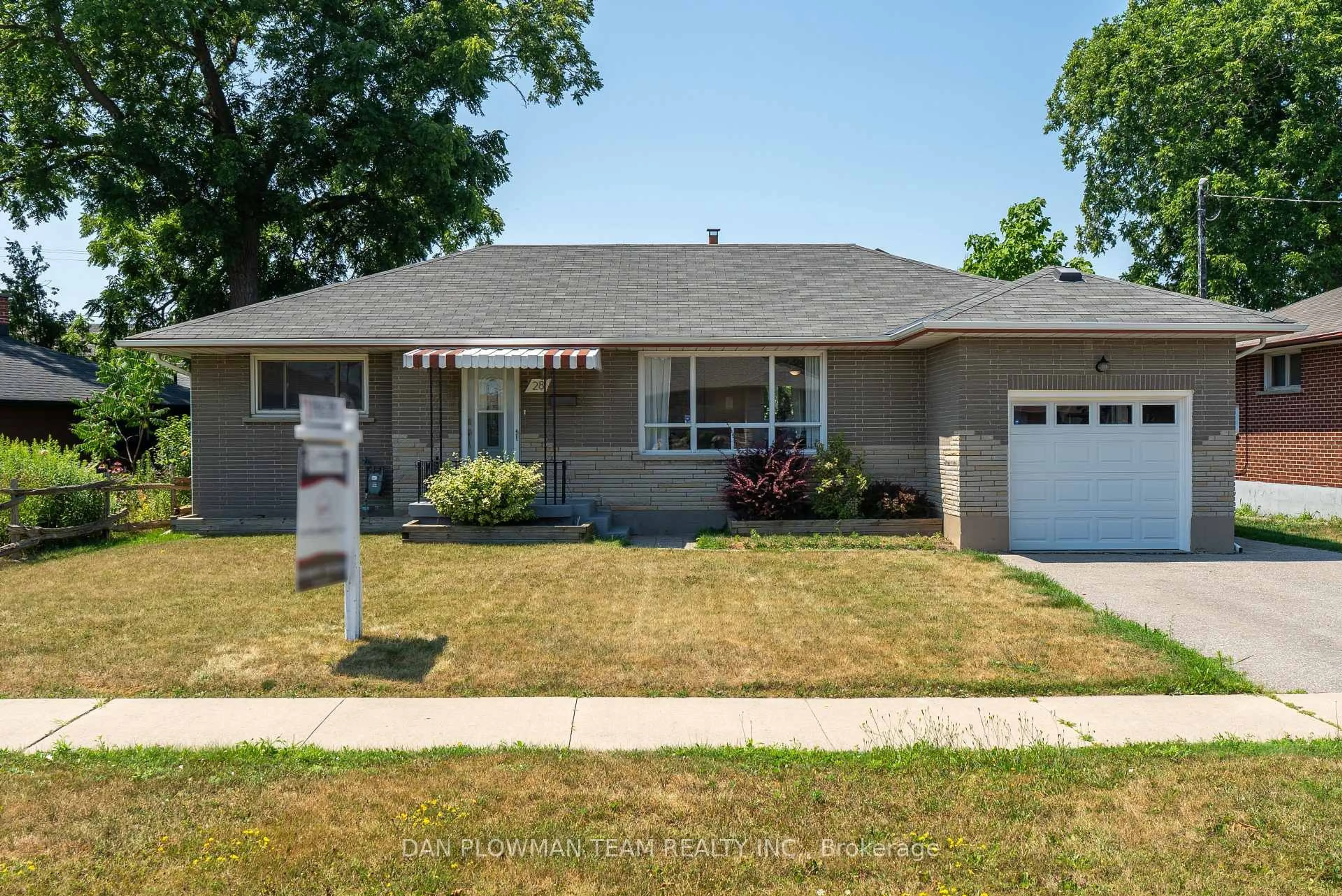 Home with vinyl exterior material, street for 28 Sandra St, Oshawa Ontario L1H 3W3