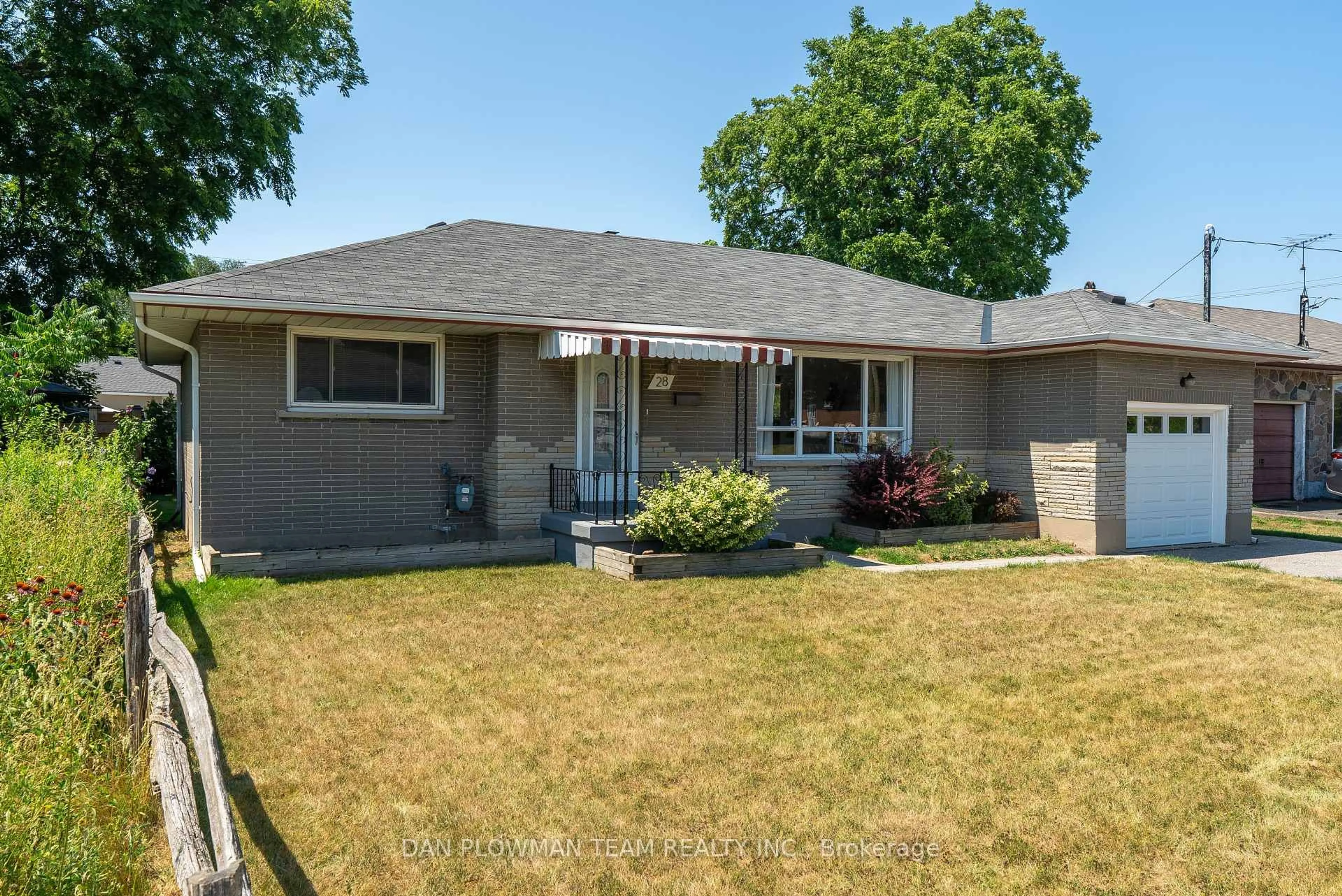 Home with vinyl exterior material, street for 28 Sandra St, Oshawa Ontario L1H 3W3