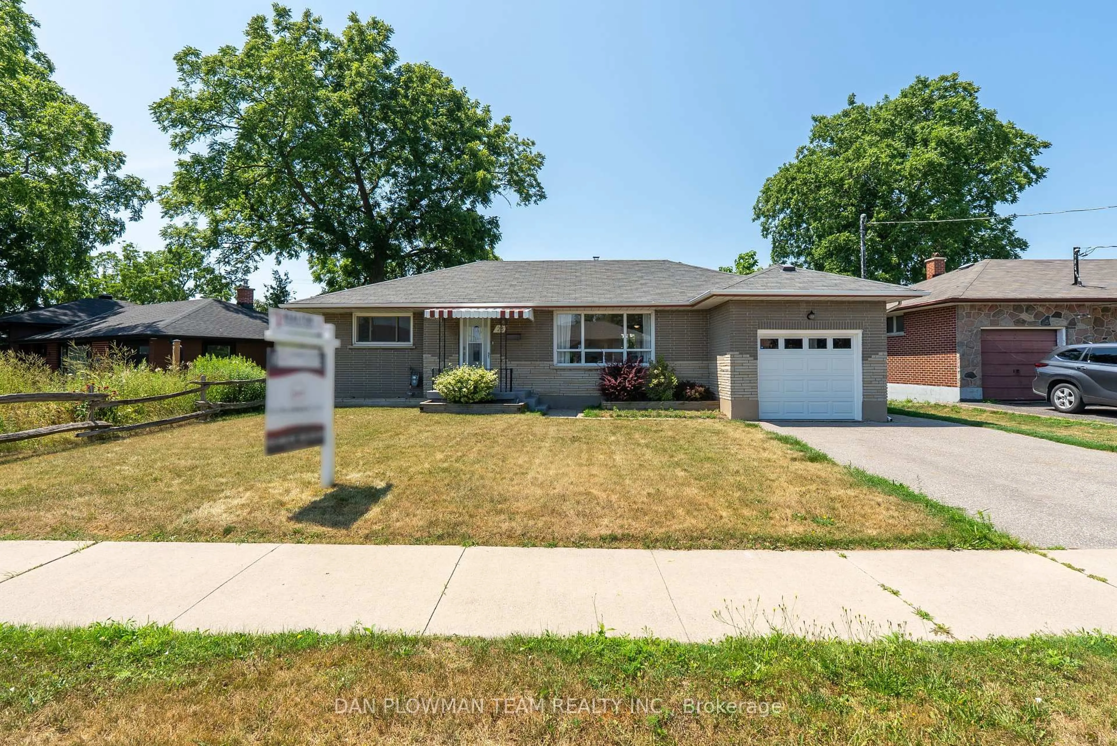 Home with vinyl exterior material, street for 28 Sandra St, Oshawa Ontario L1H 3W3