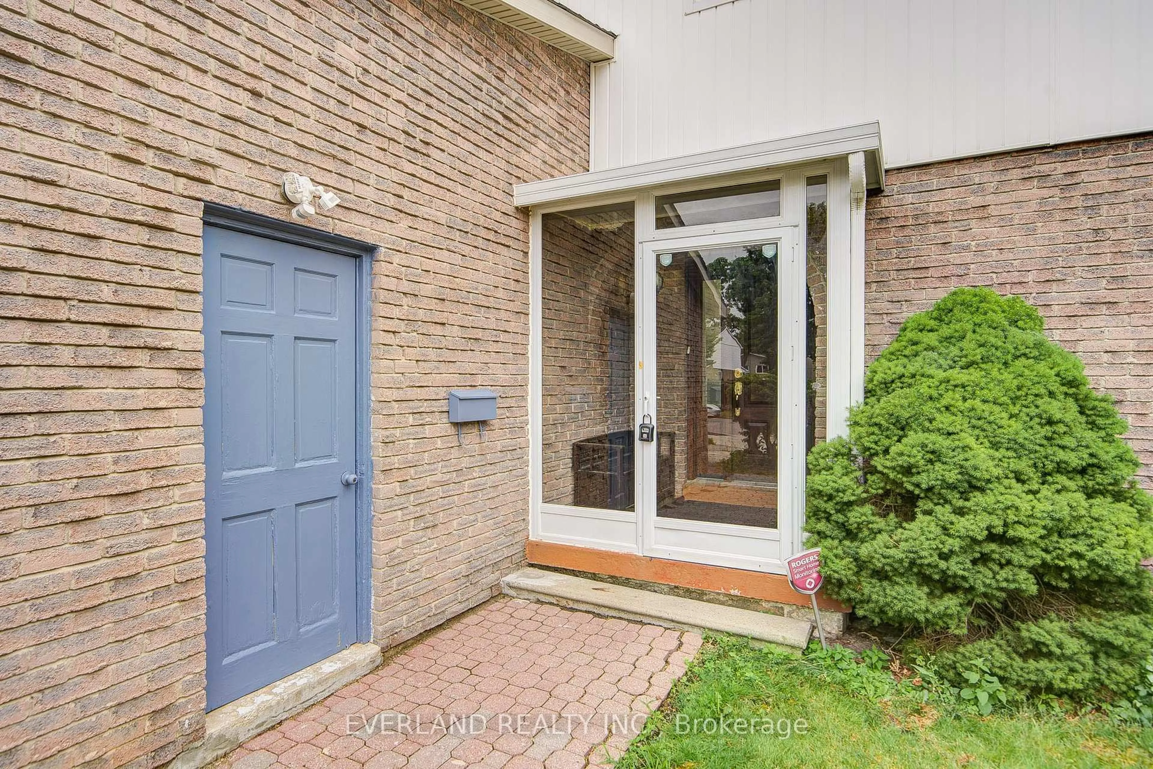 Indoor entryway for 33 Kennaley Cres, Toronto Ontario M1V 1L6