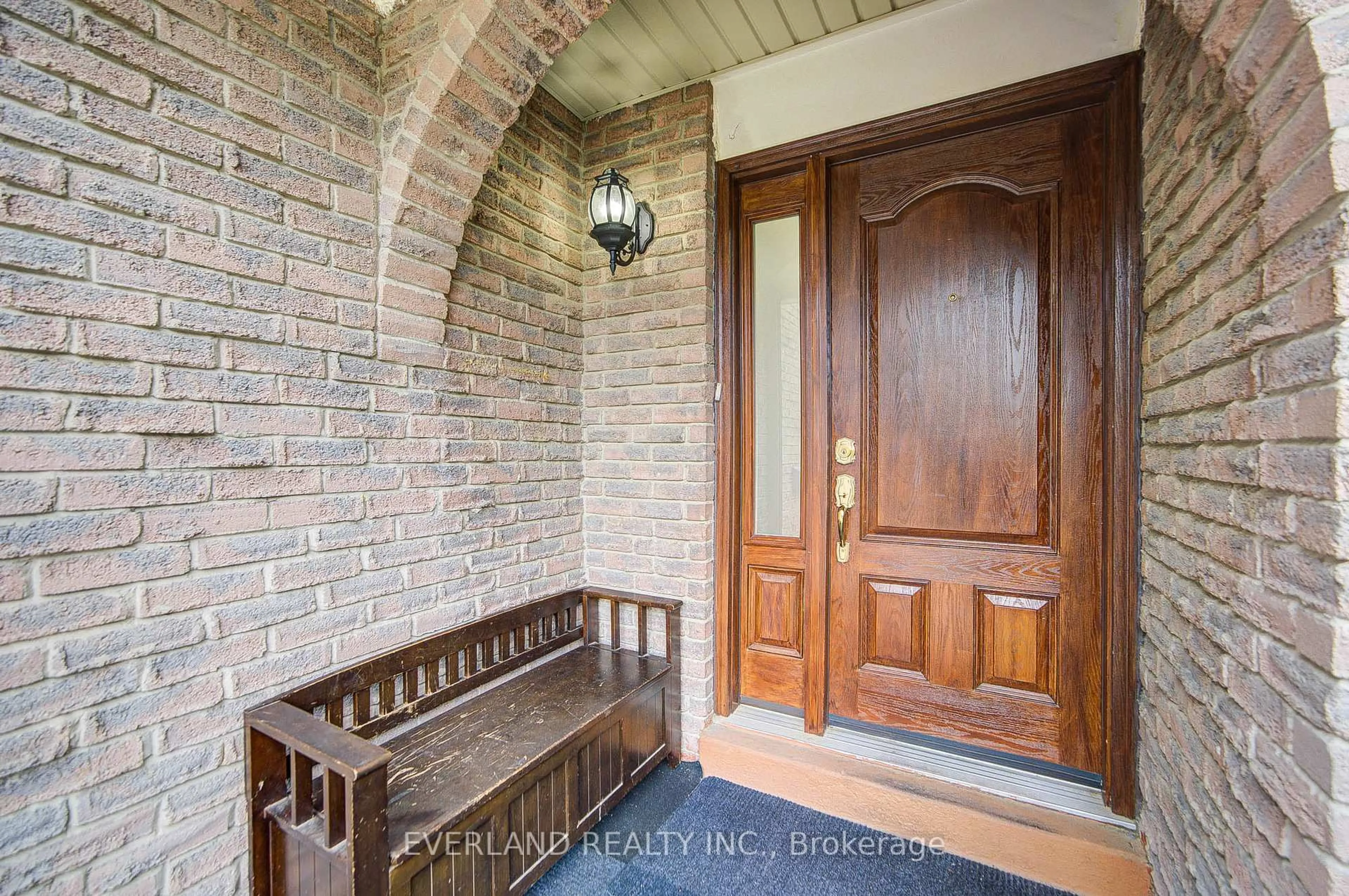 Indoor entryway for 33 Kennaley Cres, Toronto Ontario M1V 1L6