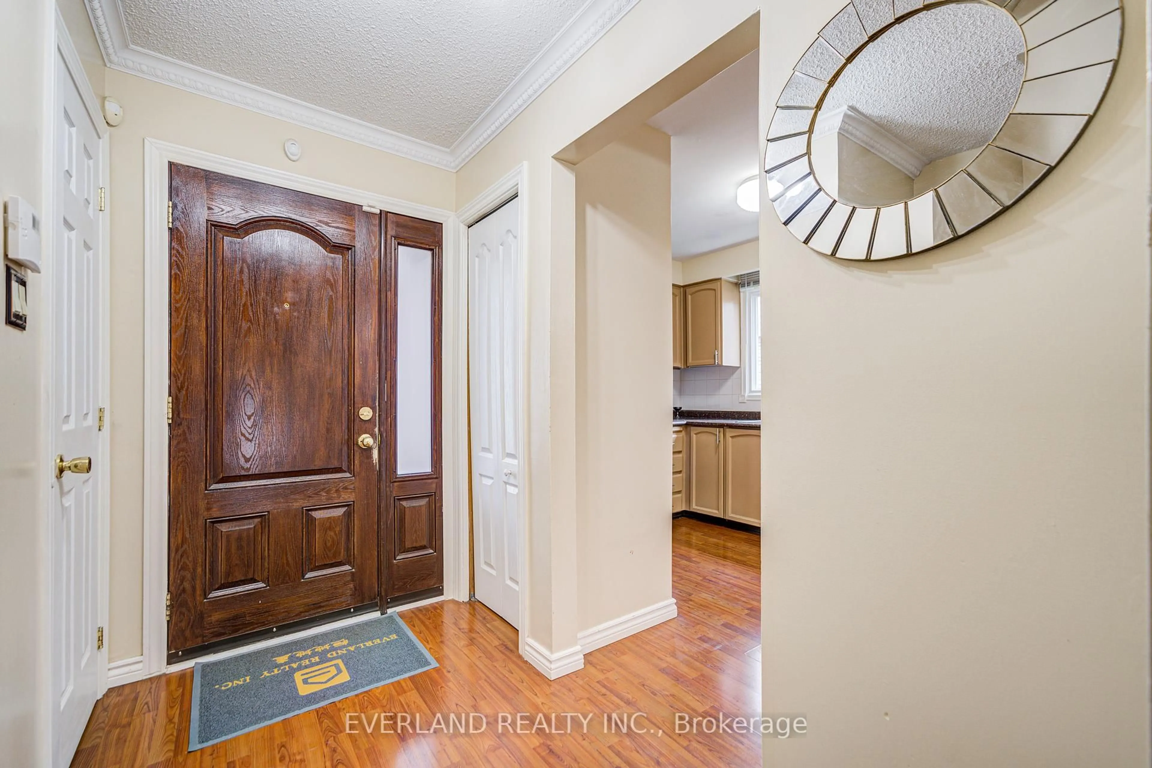 Indoor entryway for 33 Kennaley Cres, Toronto Ontario M1V 1L6