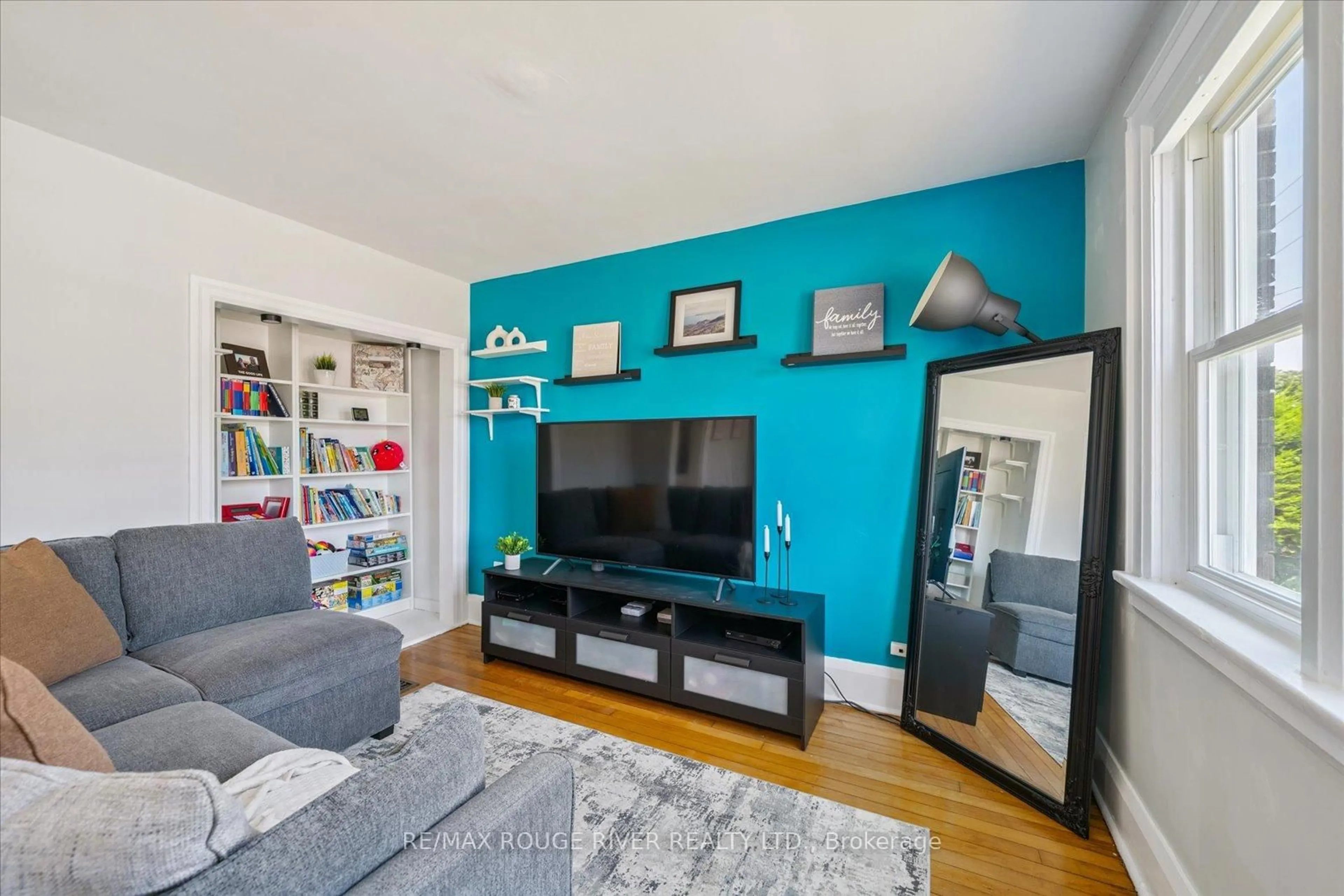 Living room with furniture, wood/laminate floor for 500 Drew St, Oshawa Ontario L1H 5B7