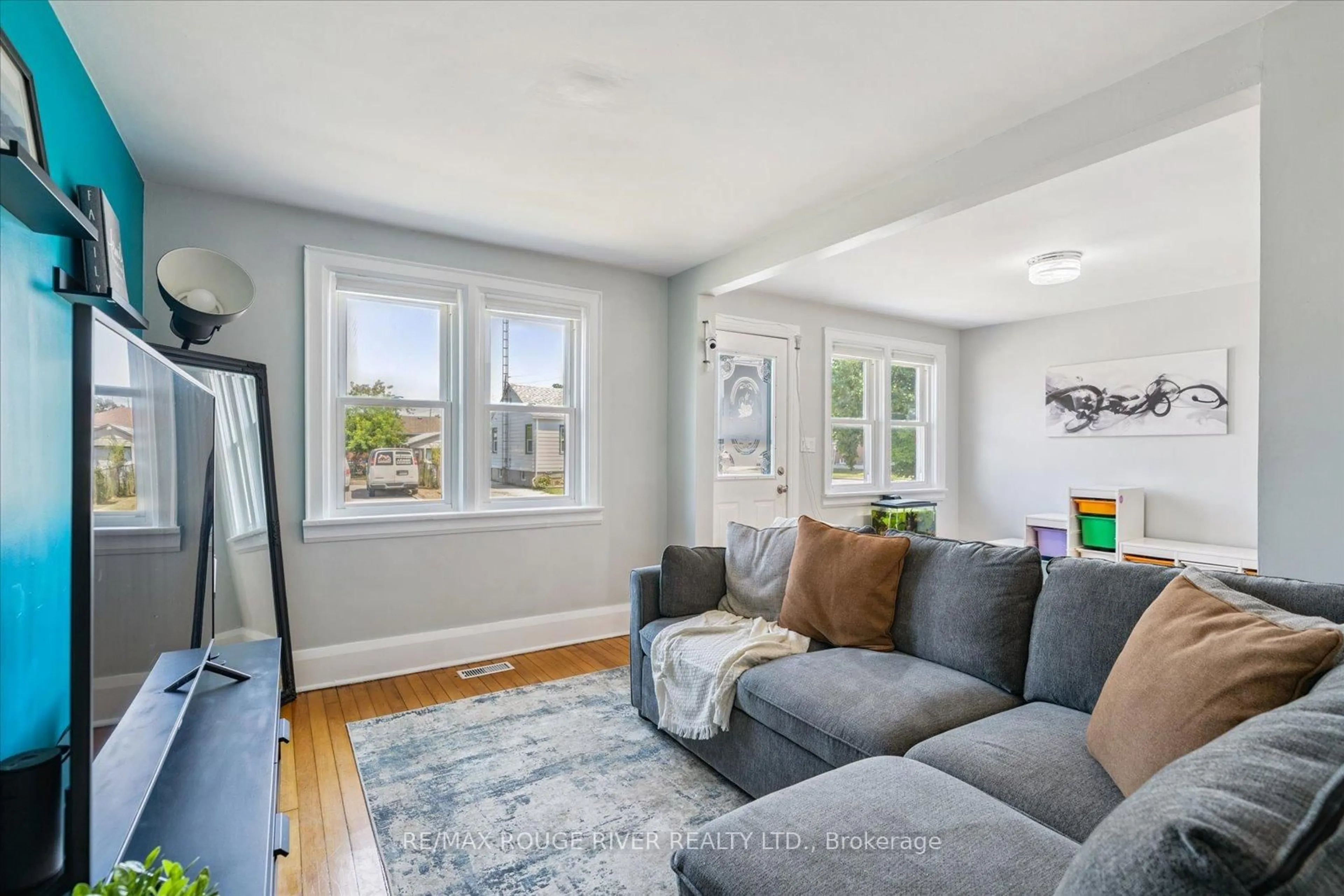 Living room with furniture, unknown for 500 Drew St, Oshawa Ontario L1H 5B7