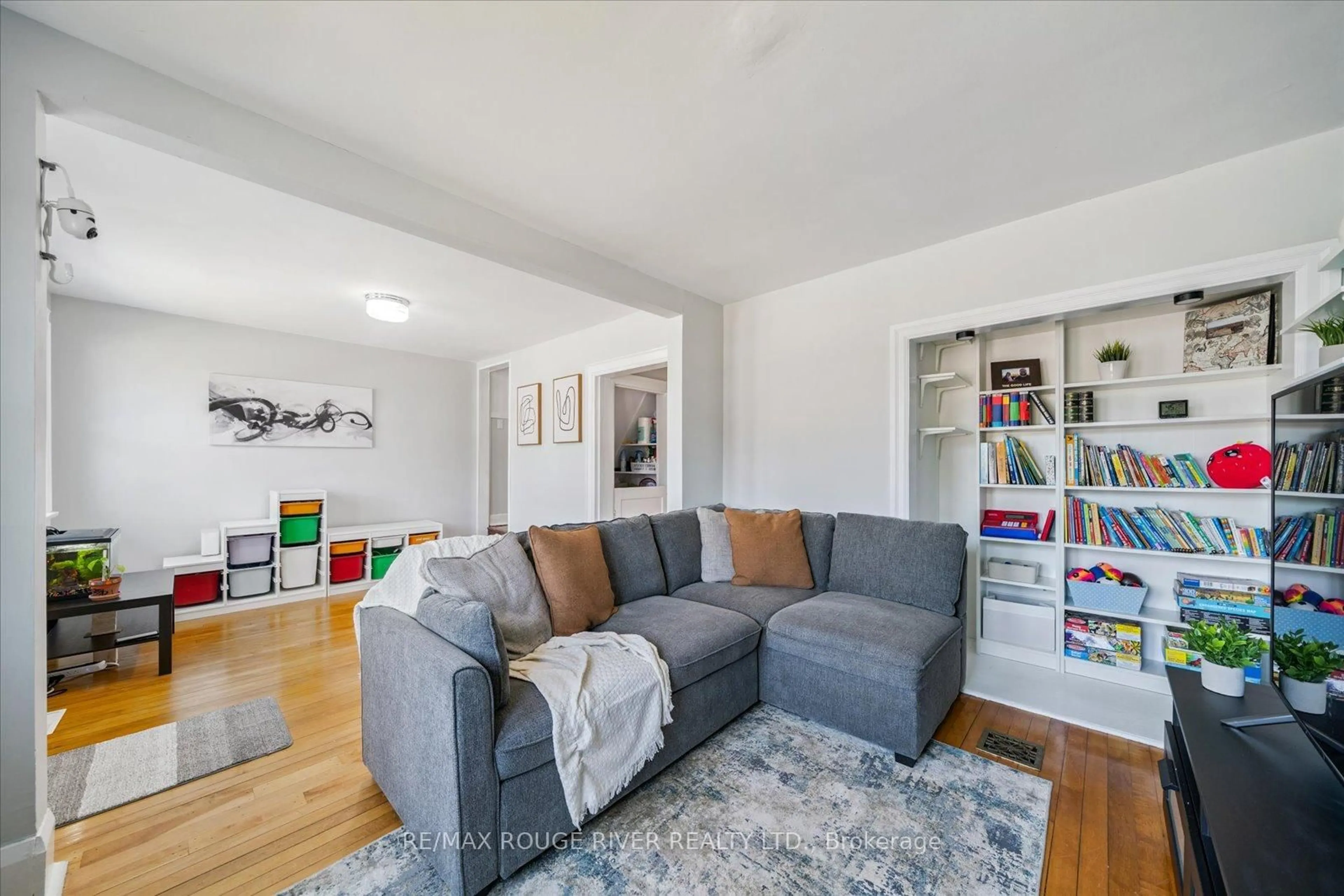 Living room with furniture, unknown for 500 Drew St, Oshawa Ontario L1H 5B7