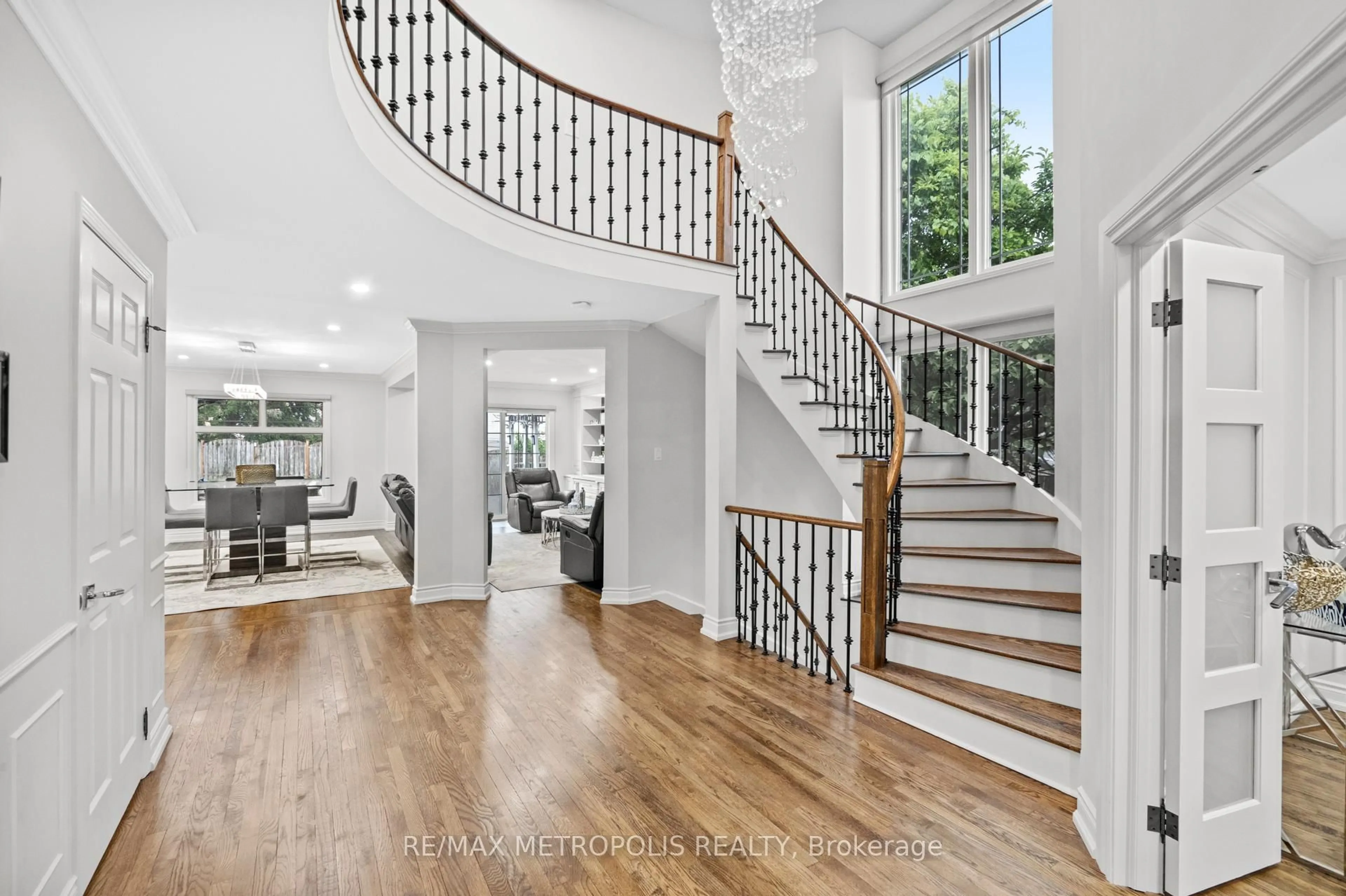Indoor entryway for 914 Sproule Cres, Oshawa Ontario L1K 2C8