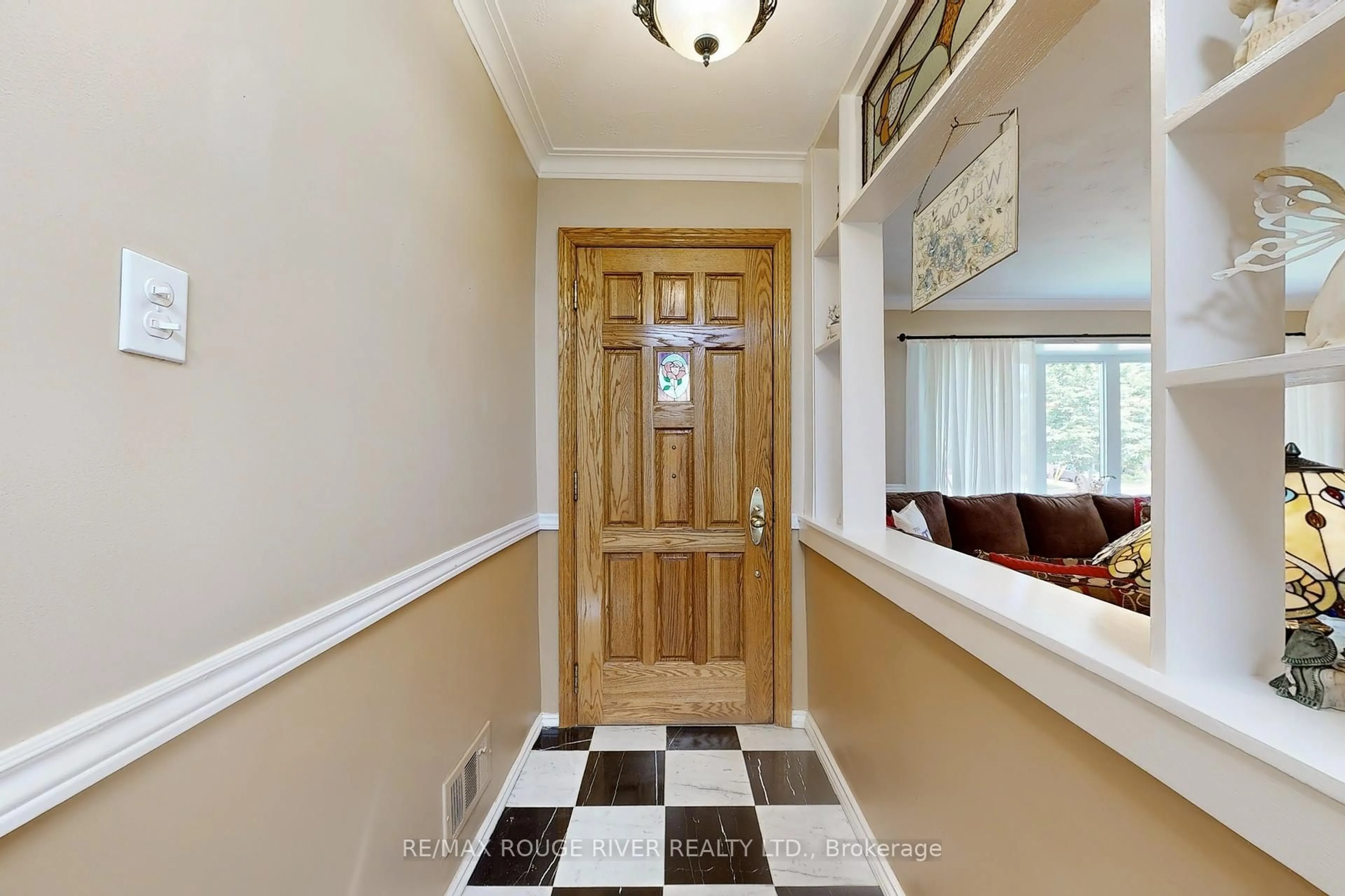 Indoor foyer for 20 Montvale Dr, Toronto Ontario M1M 3E6