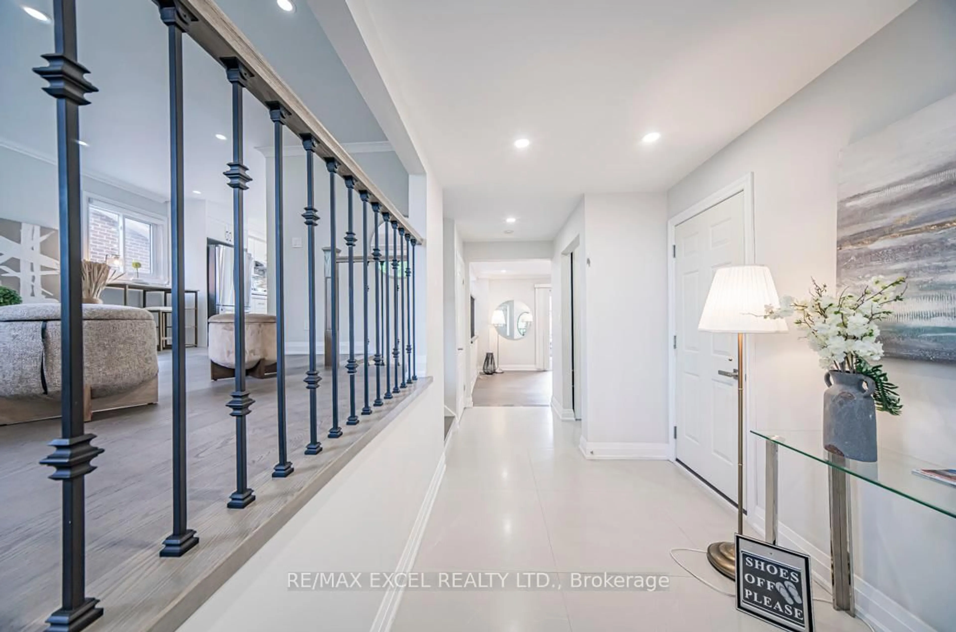 Indoor foyer for 106 Alexmuir Blvd, Toronto Ontario M1V 1H4