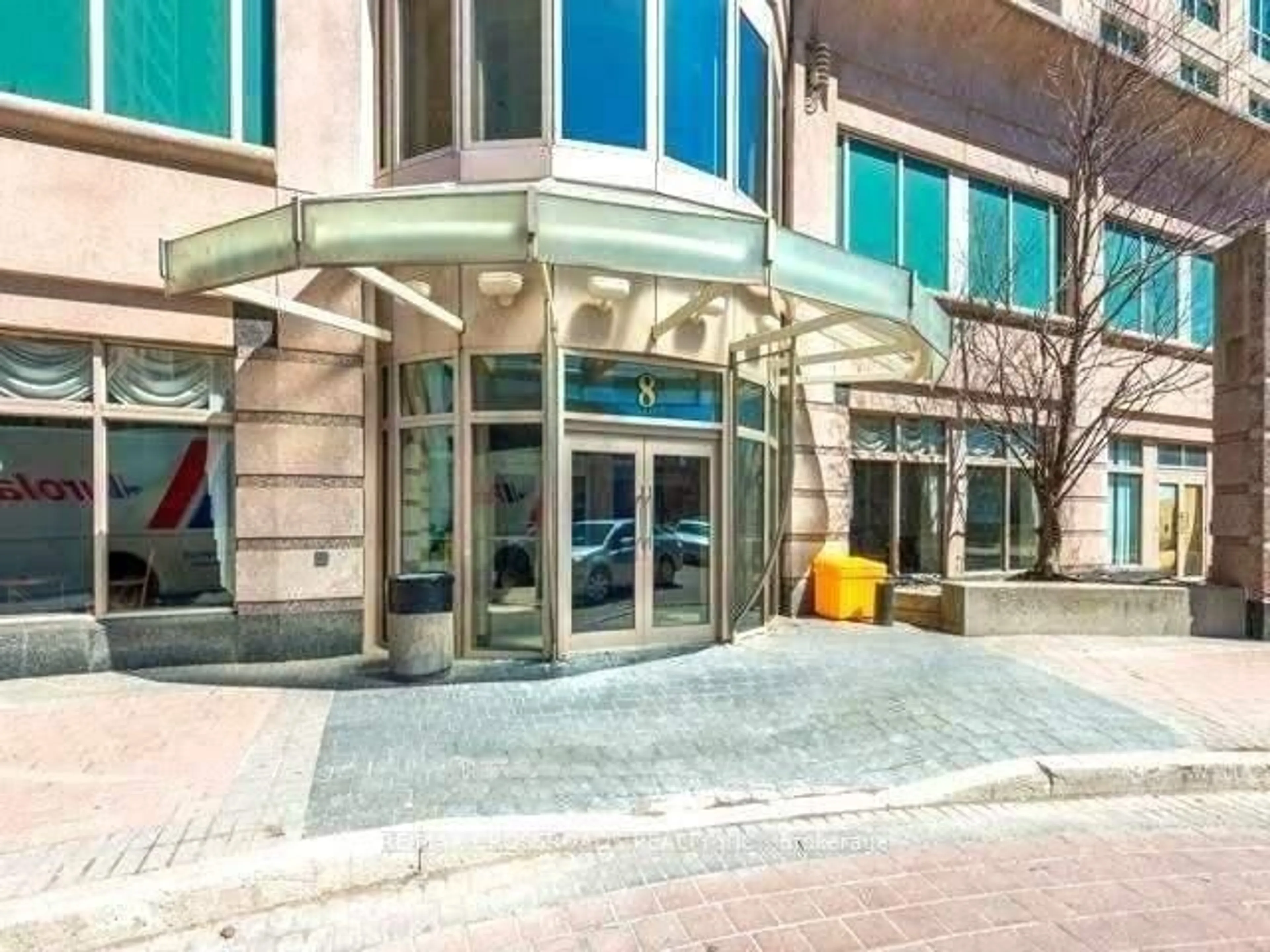 Indoor foyer for 8 Lee Centre Dr #2112, Toronto Ontario M1H 3H8