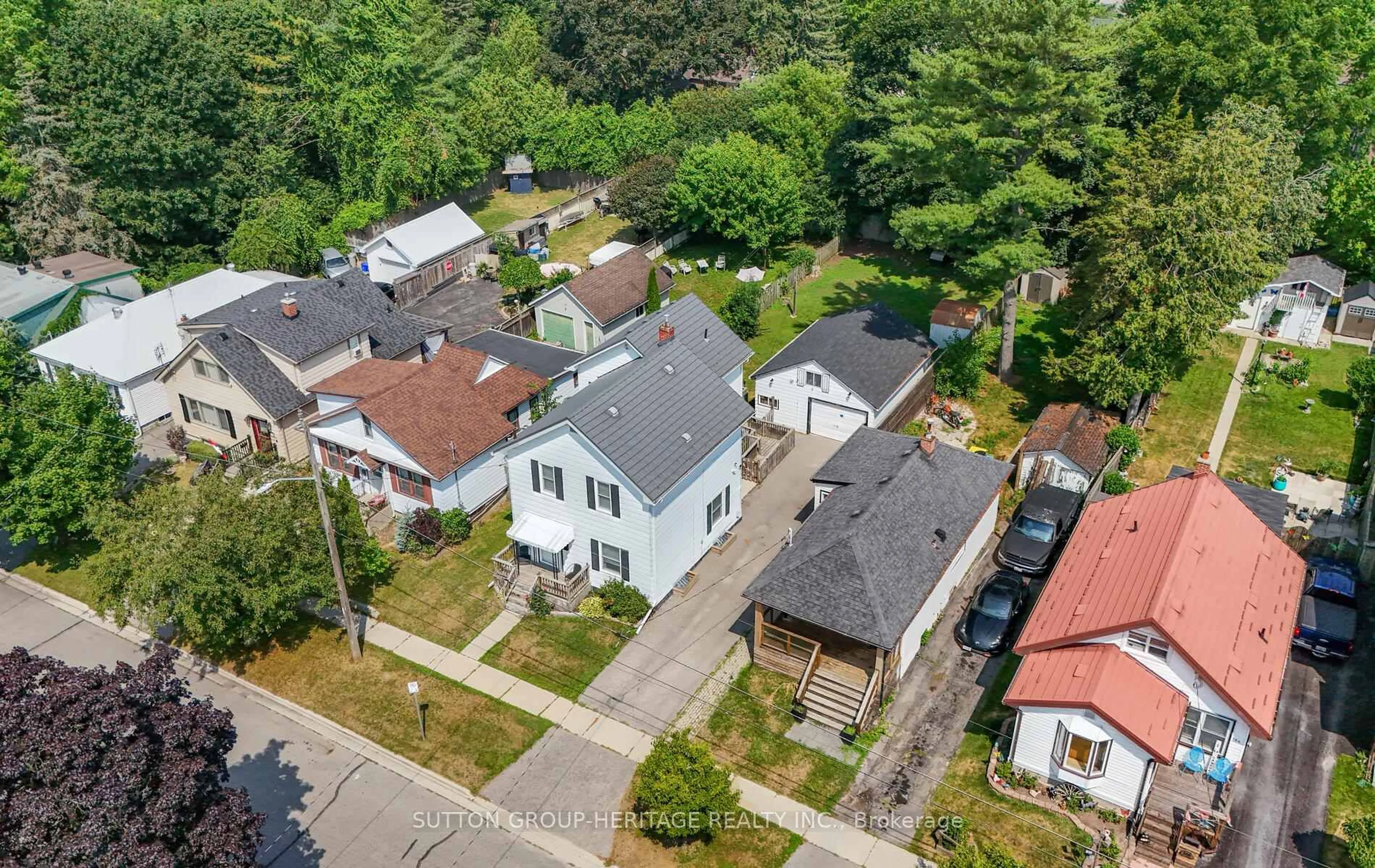 A pic from outside/outdoor area/front of a property/back of a property/a pic from drone, street for 170 Alma St, Oshawa Ontario L1G 2C2