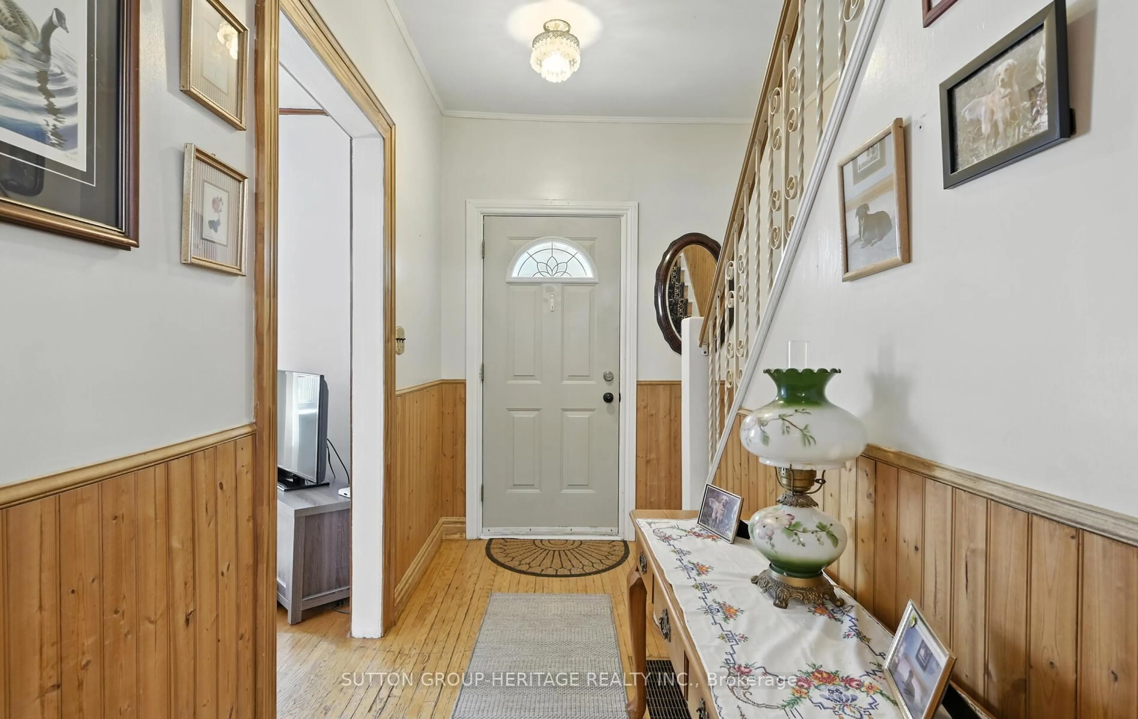 Indoor entryway for 170 Alma St, Oshawa Ontario L1G 2C2