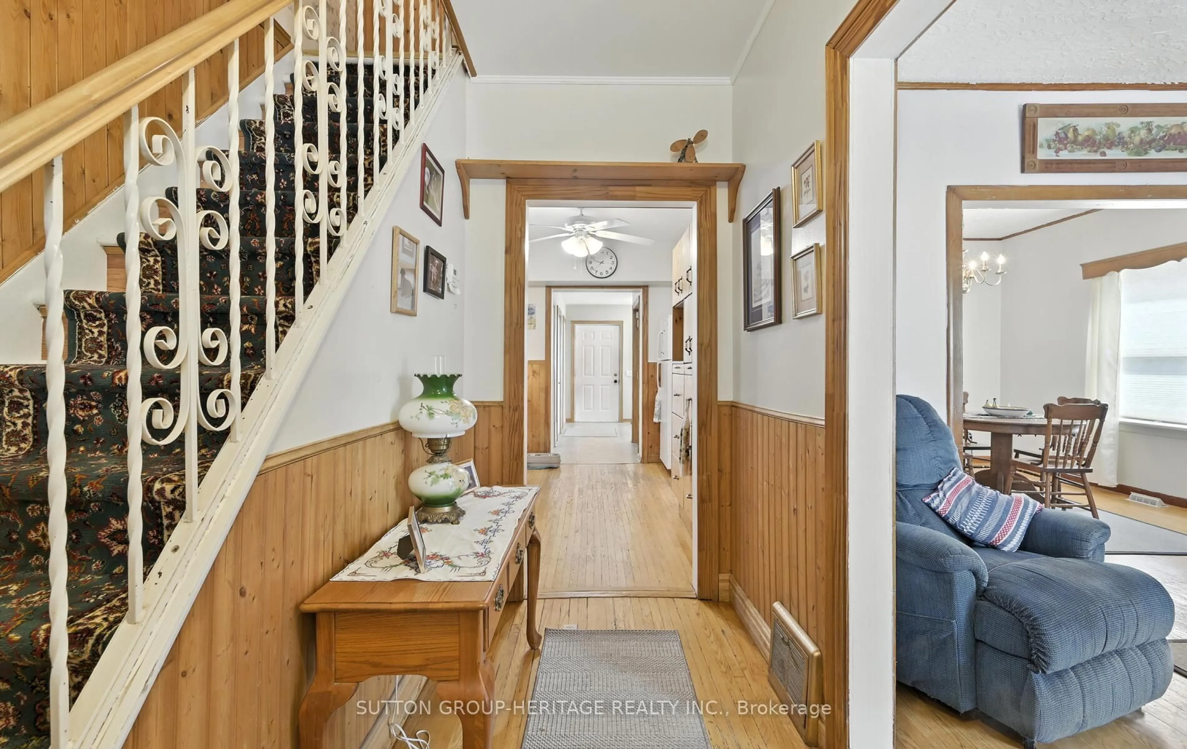 Indoor foyer for 170 Alma St, Oshawa Ontario L1G 2C2