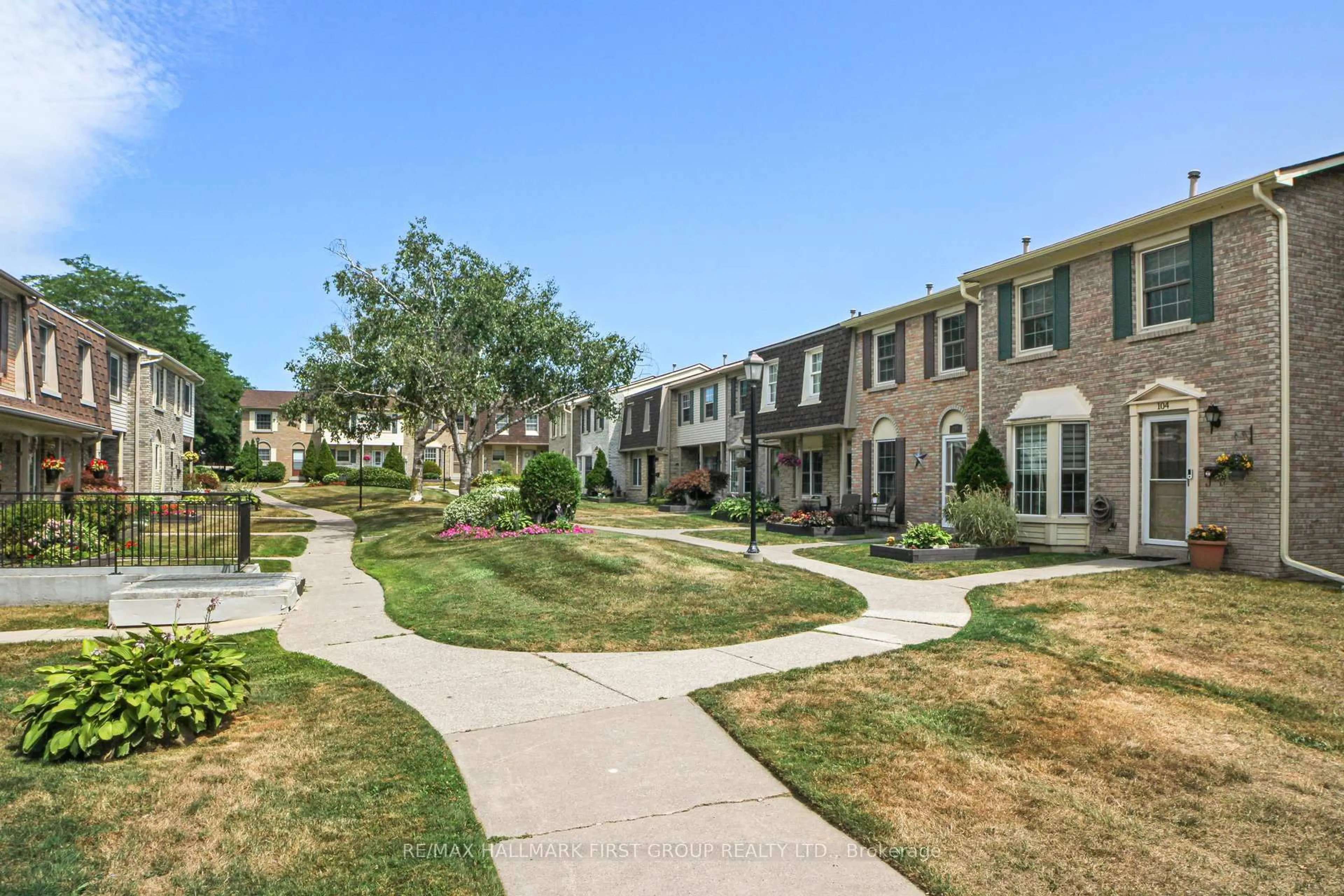 A pic from outside/outdoor area/front of a property/back of a property/a pic from drone, street for 580 Eyer Dr #105, Pickering Ontario L1W 3B7