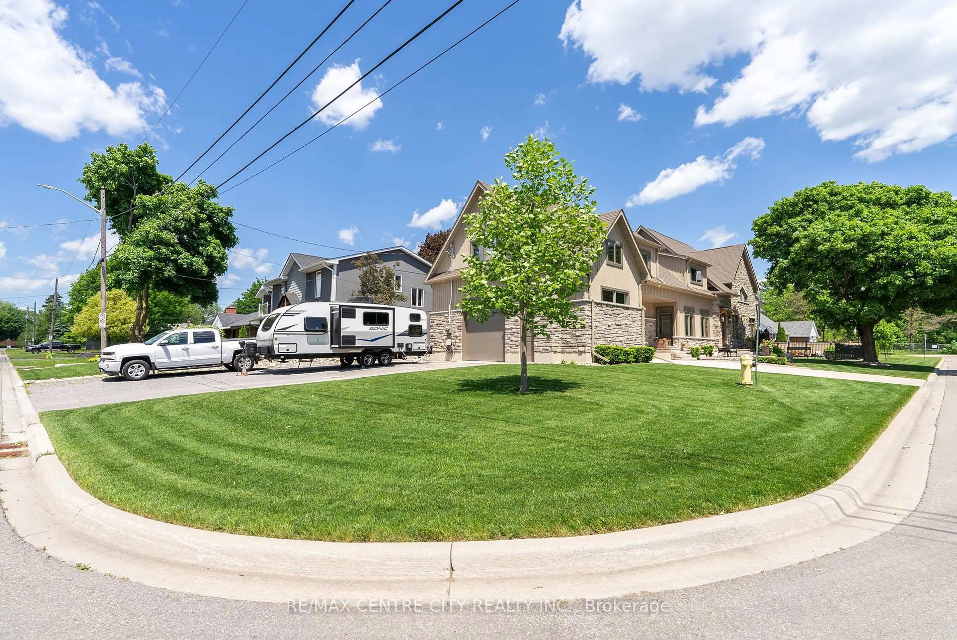 A pic from outside/outdoor area/front of a property/back of a property/a pic from drone, street for 20 Eastwood Ave, Oshawa Ontario L1G 3Y6