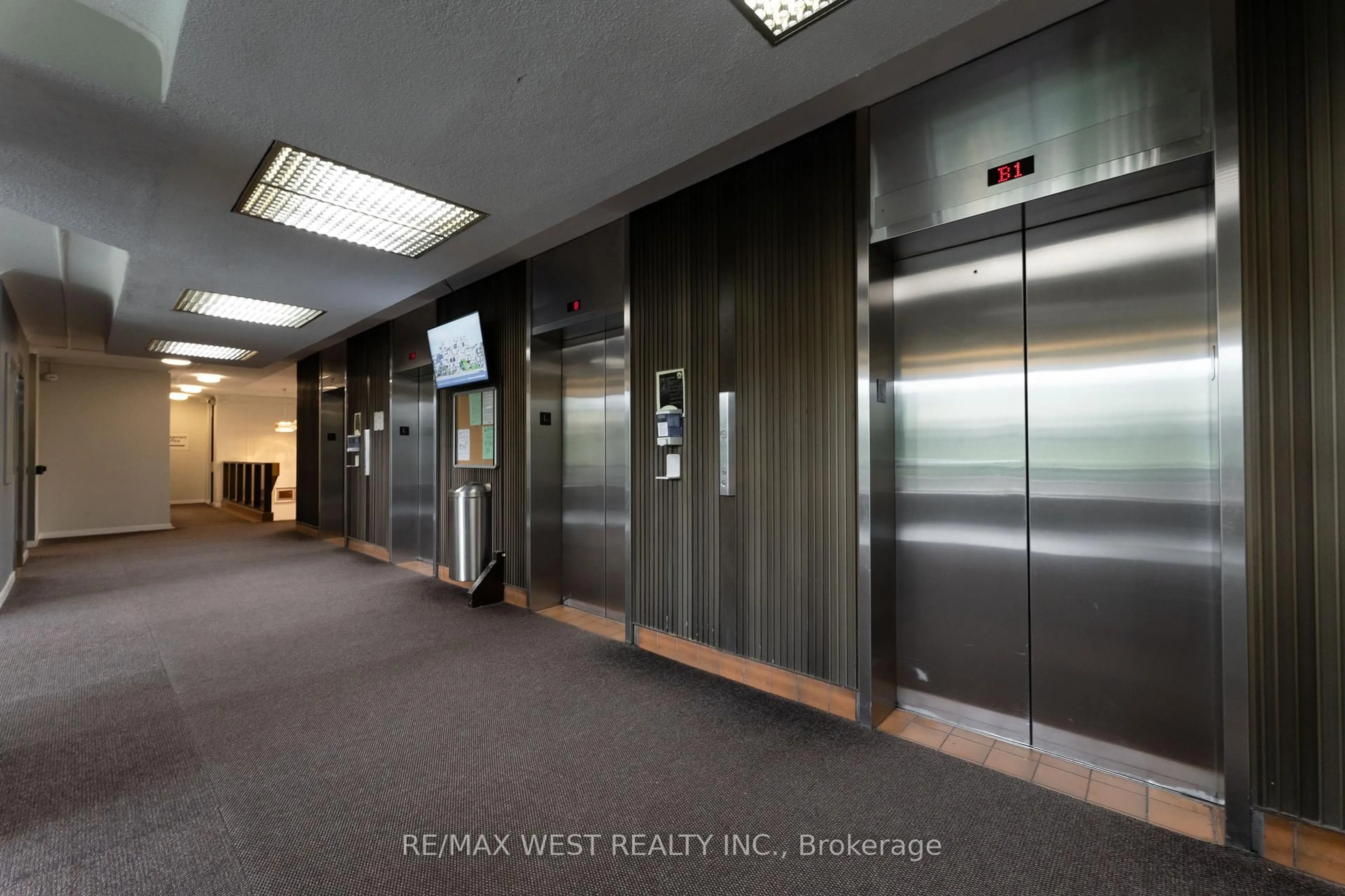 Indoor foyer for 5 Massey Sq #PH5, Toronto Ontario M4C 5L6