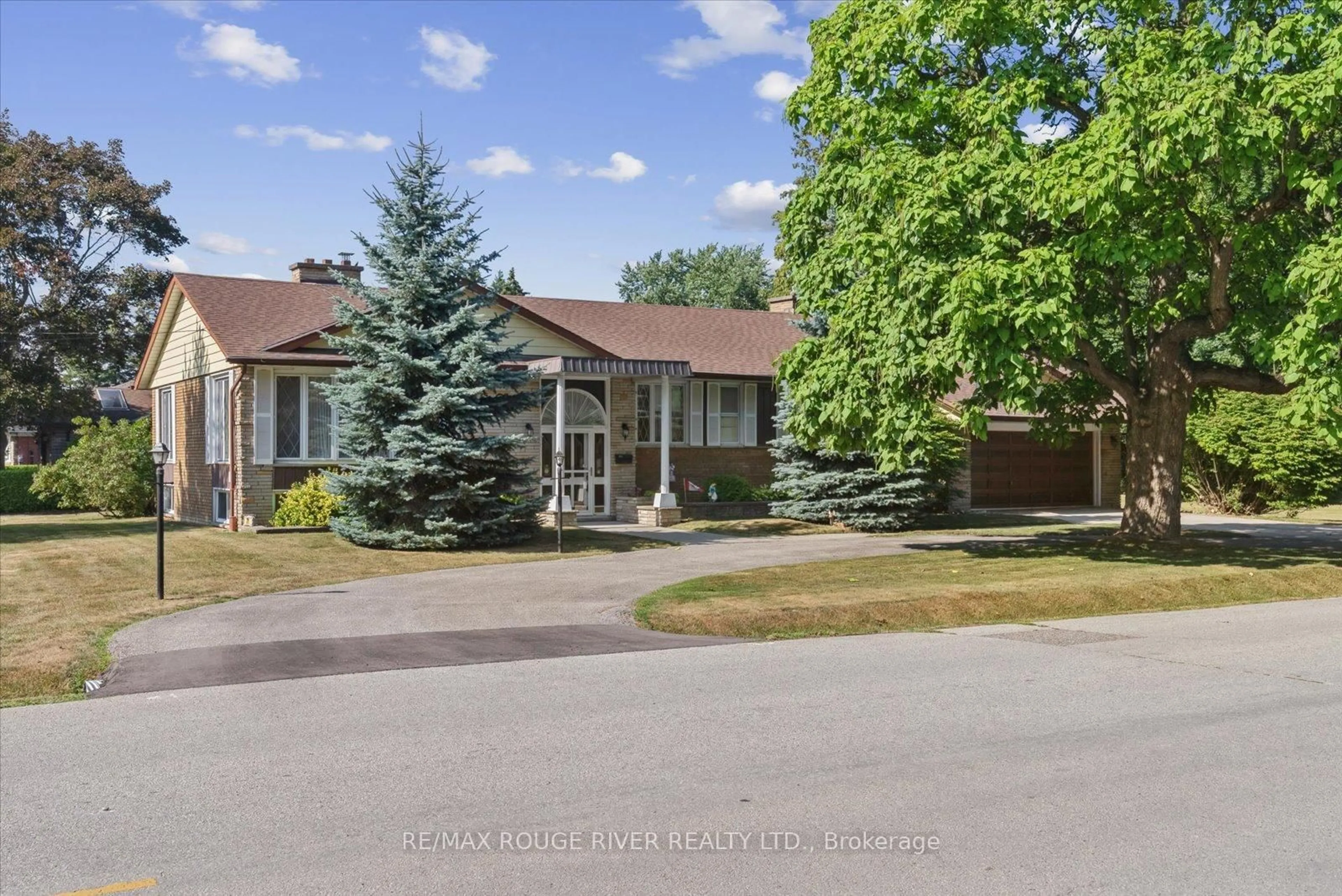 A pic from outside/outdoor area/front of a property/back of a property/a pic from drone, street for 71 Cedar Brae Blvd, Toronto Ontario M1J 2K7