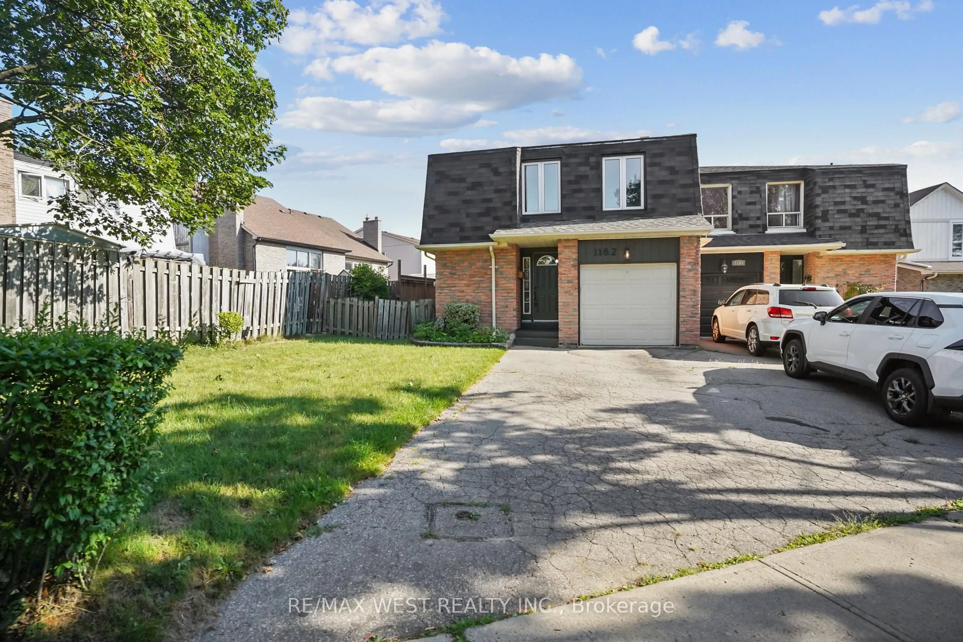 A pic from outside/outdoor area/front of a property/back of a property/a pic from drone, street for 1182 Canborough Cres, Pickering Ontario L1V 3K9