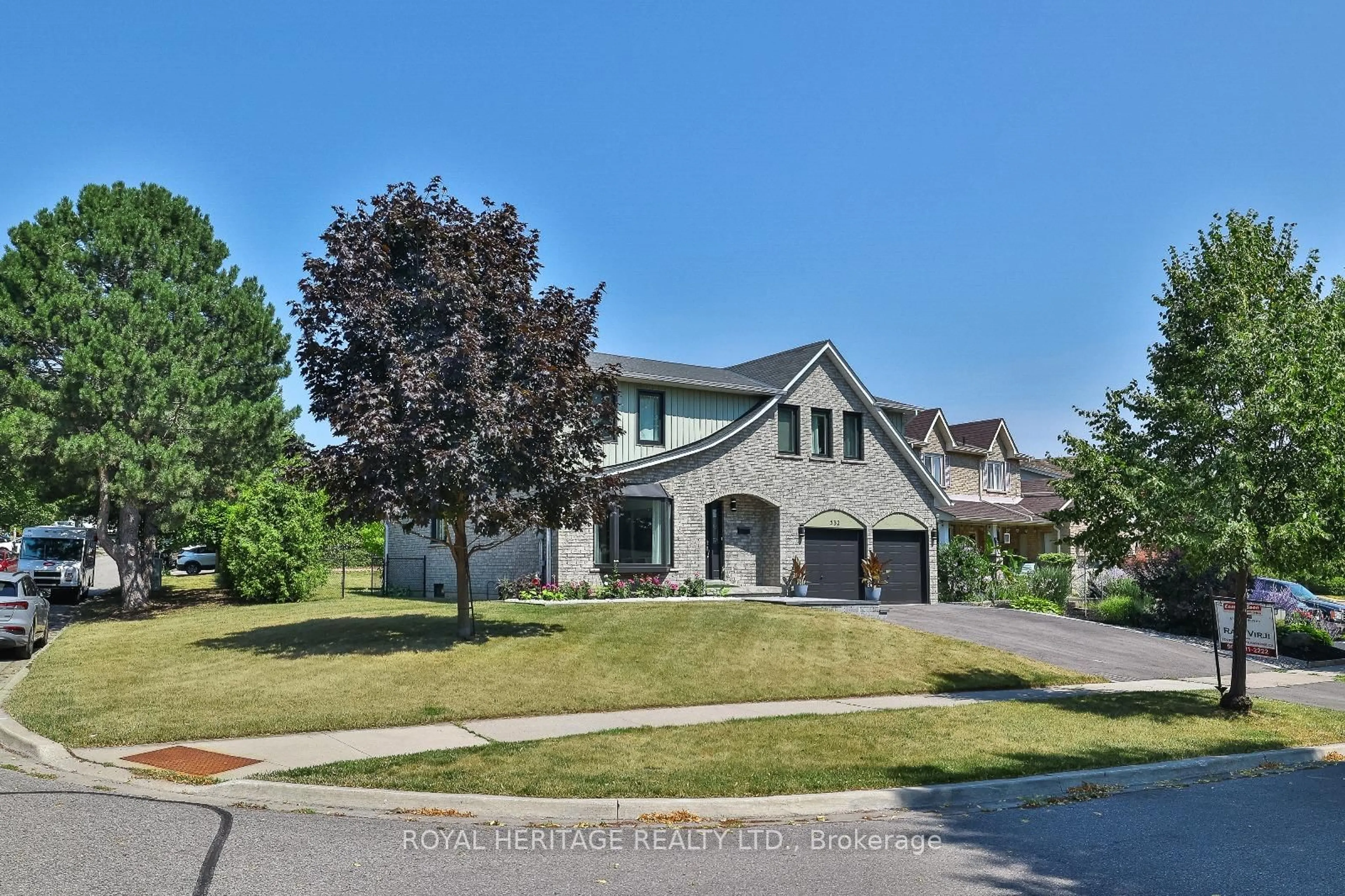 Home with vinyl exterior material, street for 532 Powell Rd, Whitby Ontario L1N 6Y7